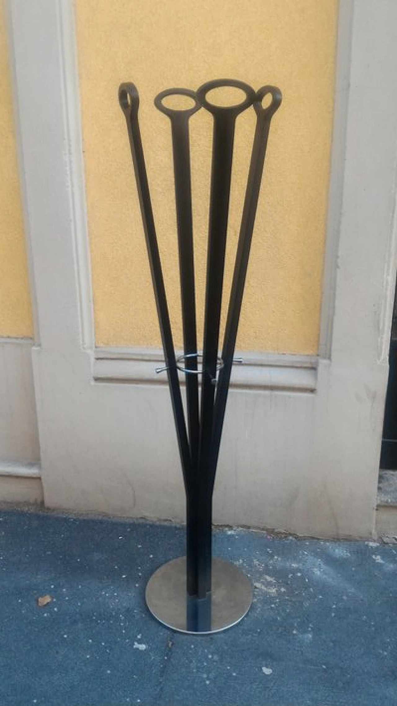 Appendiabiti da terra in legno ebanizzato e ottone cromato, anni '80 1