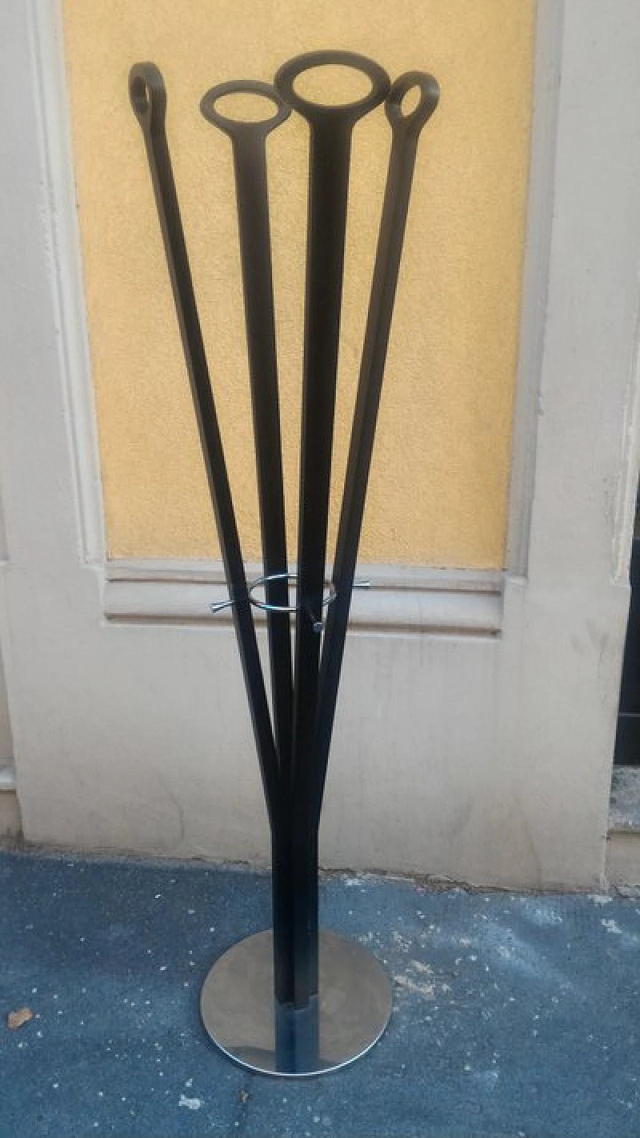 Appendiabiti da terra in legno ebanizzato e ottone cromato, anni '80 3