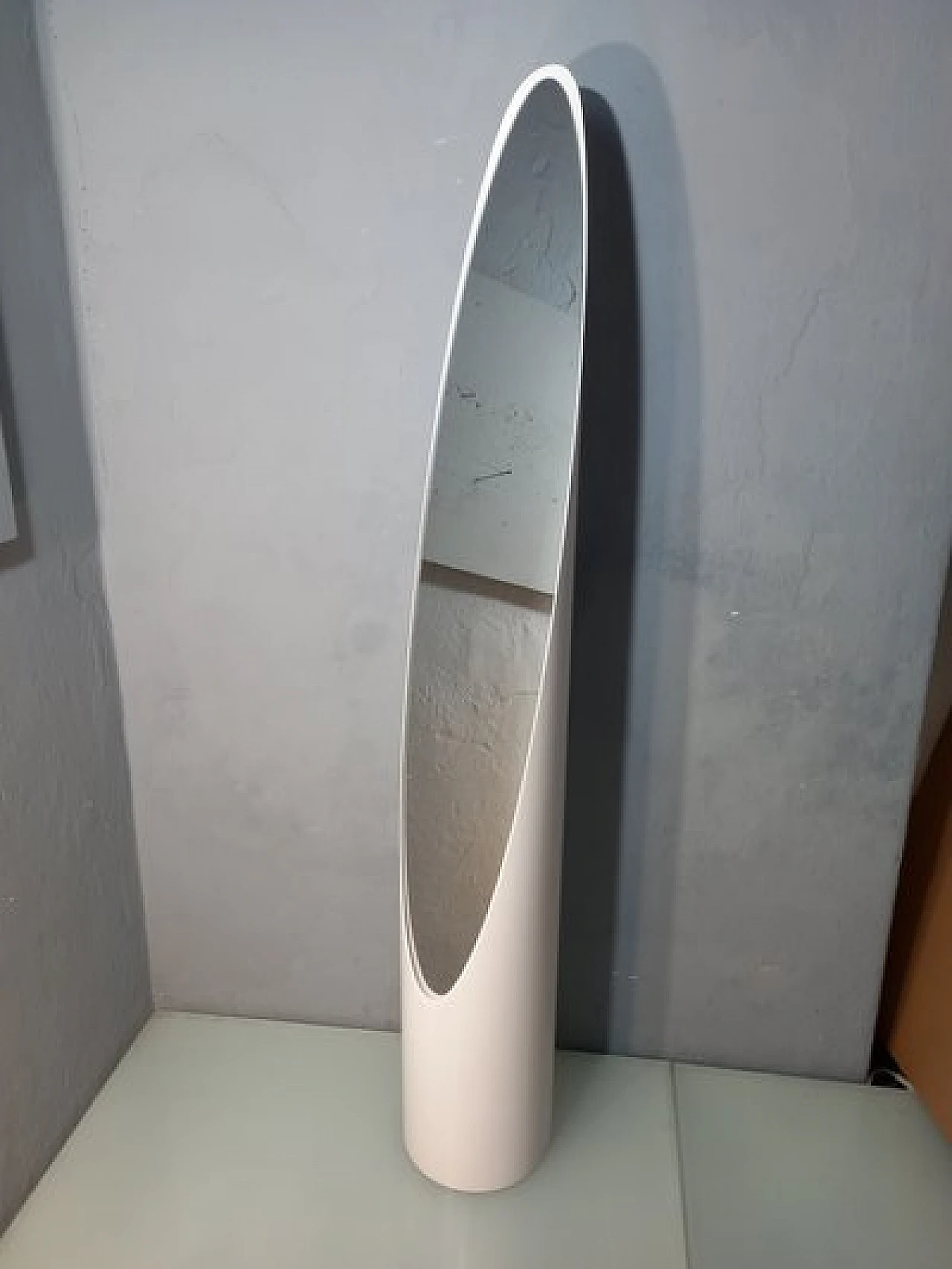 Specchio da terra Unghia in legno e pvc bianco, anni 2000 17