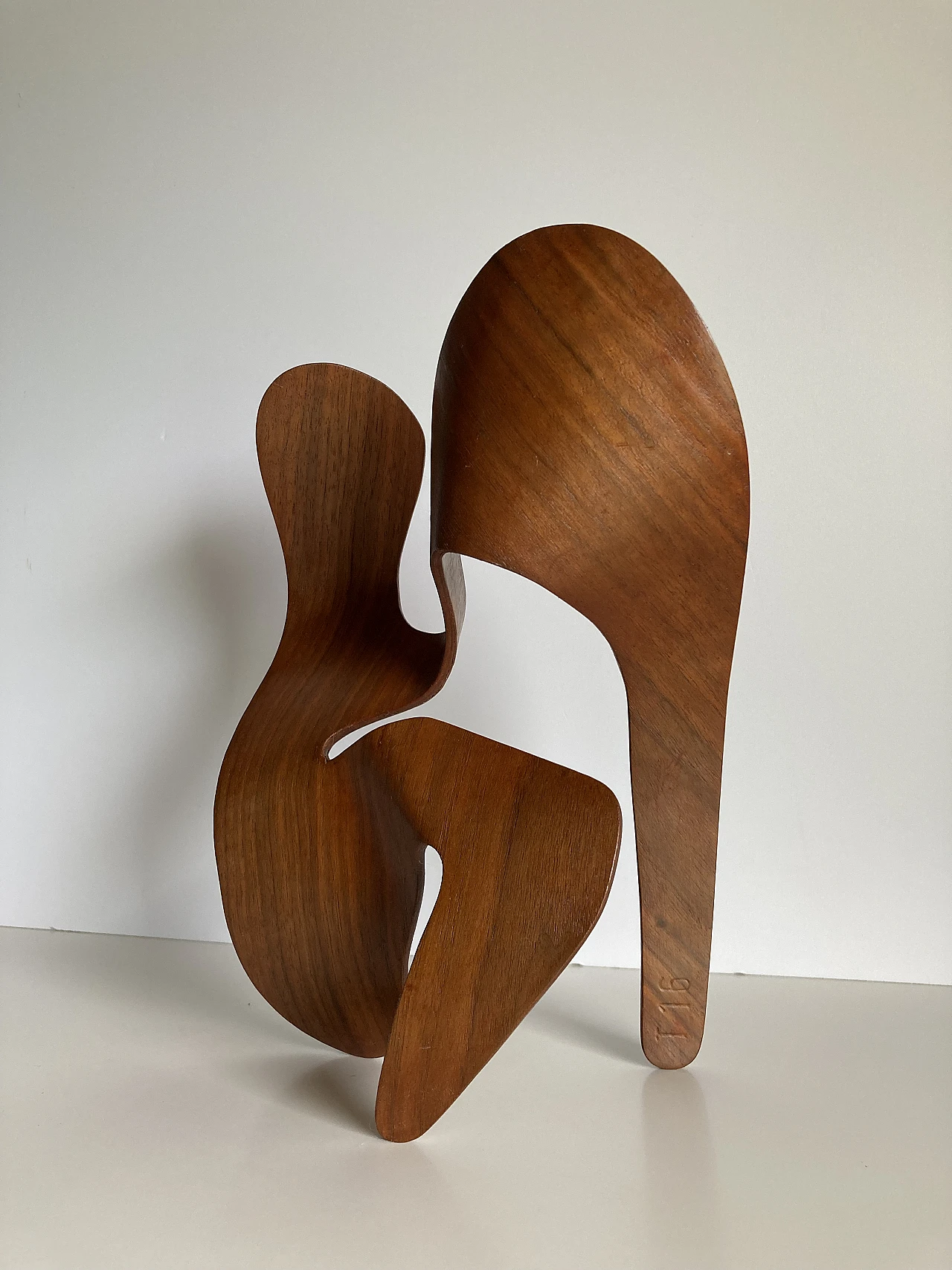 Mrs. Charles Eames, The shadow does not bend, walnut plywood sculpture 45