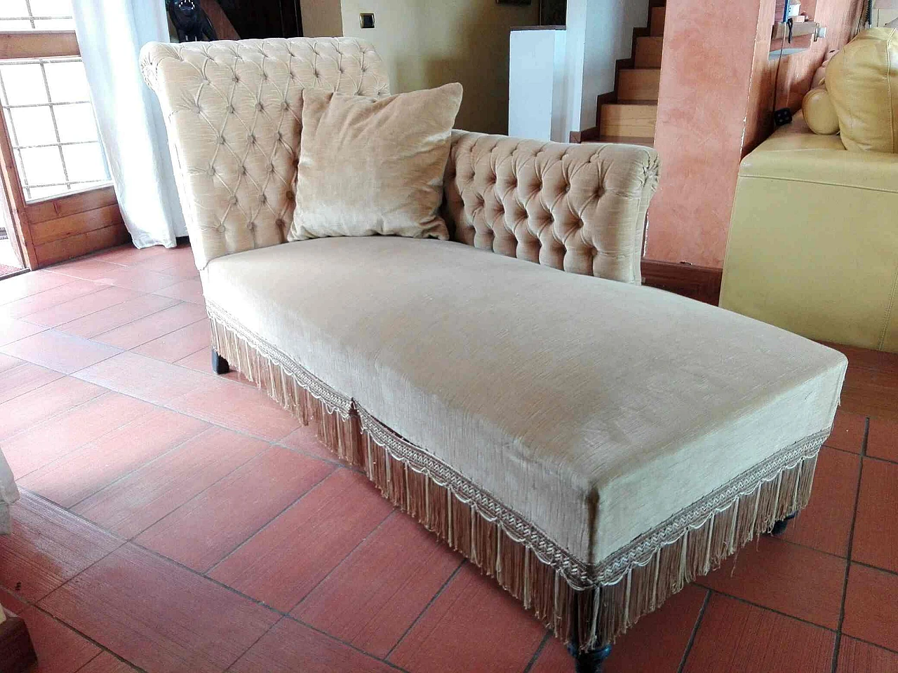 Coppia di dormeuse e schienale in velluto capitonné, anni '60 4