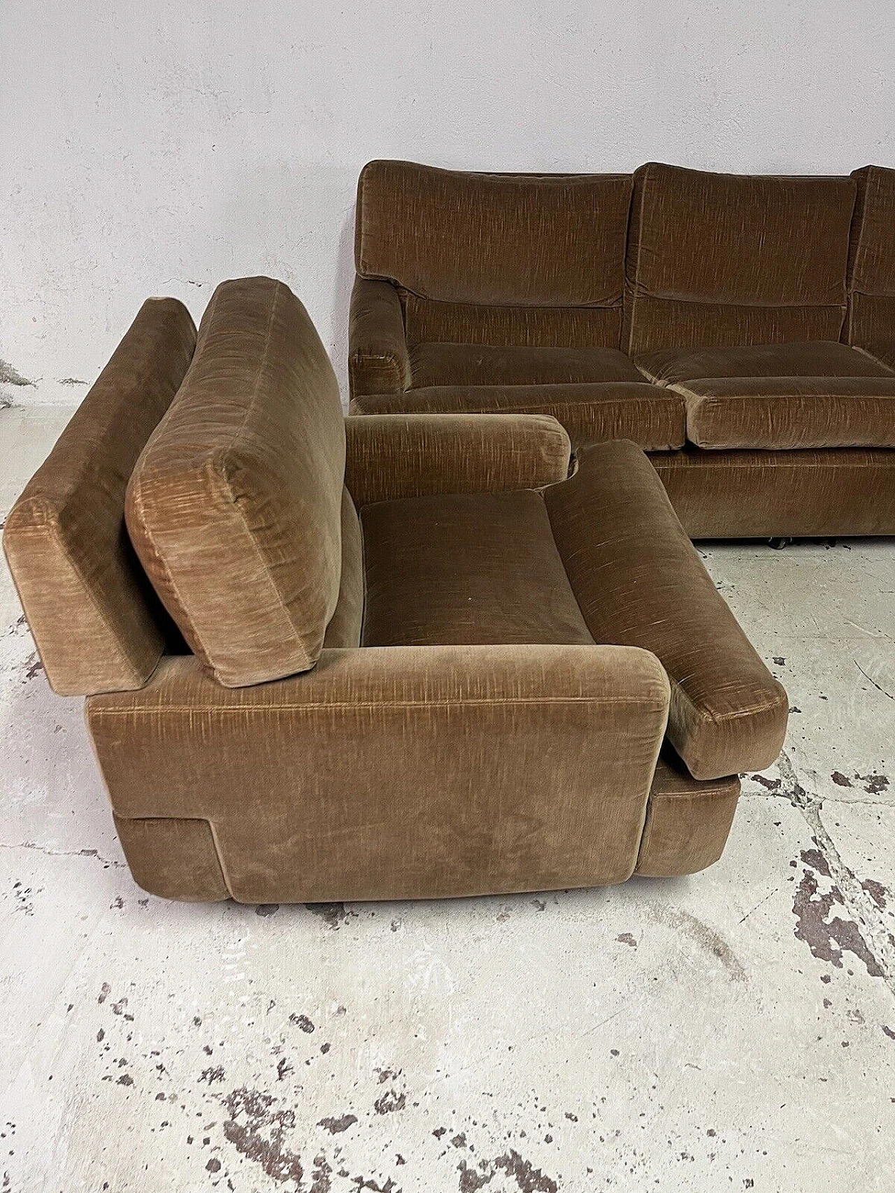 Sofa and pair of armchairs in beige fabric by Saporiti, 1970s 4