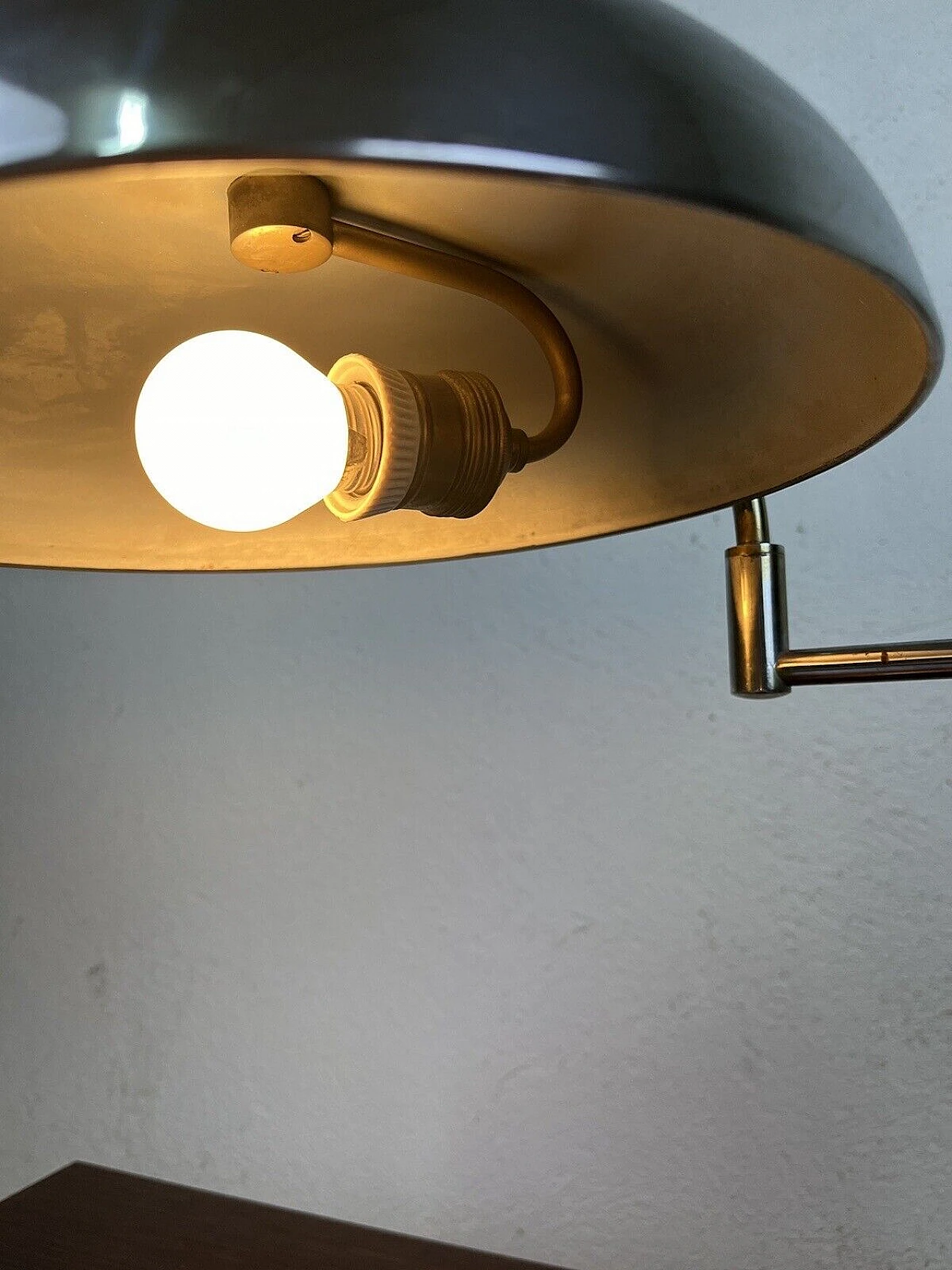 Lampada da tavolo ministeriale snodata in metallo e legno, anni '60 5