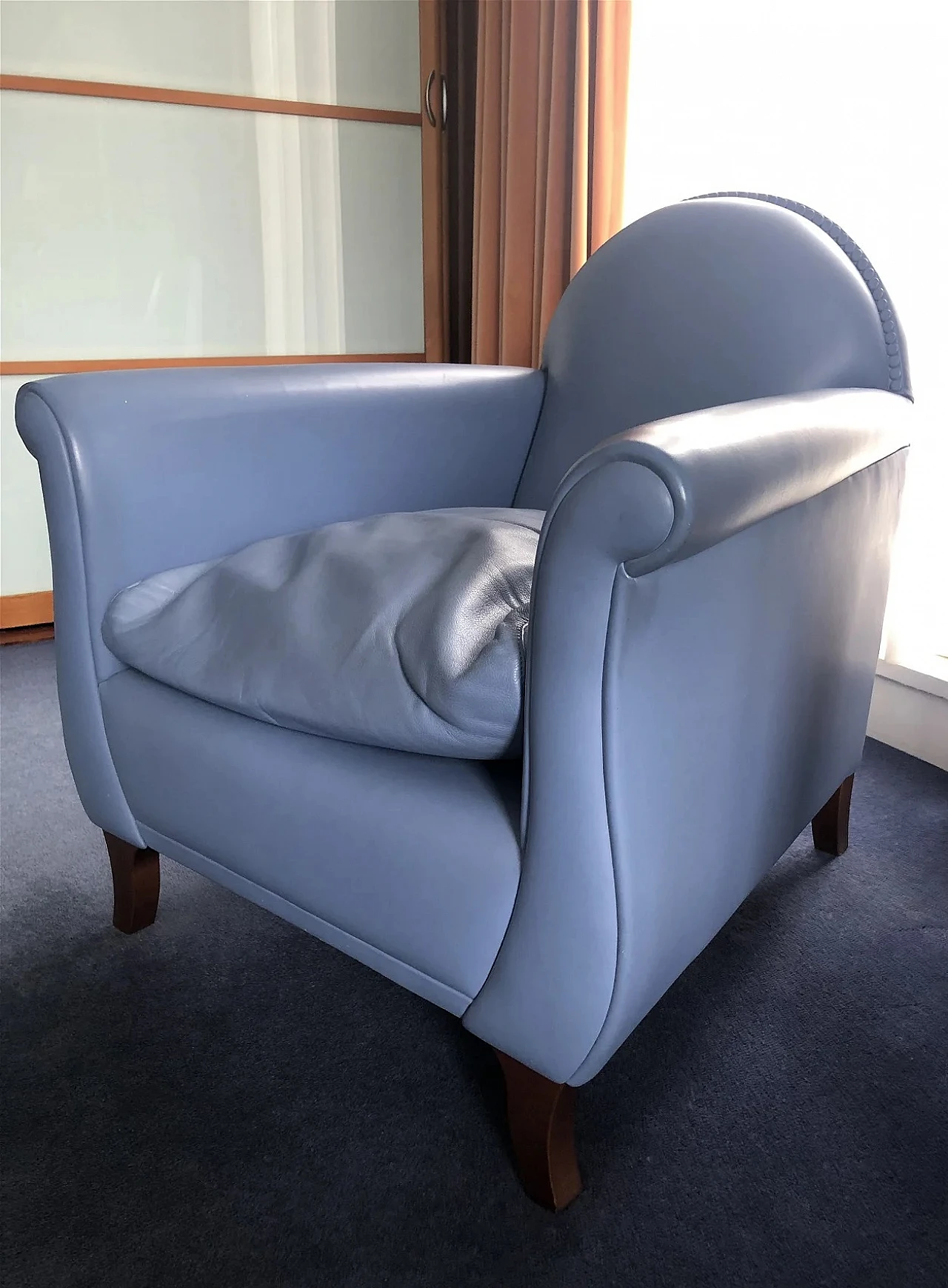 Poltrona Lyra in pelle celeste colosphere di Poltrona Frau 1