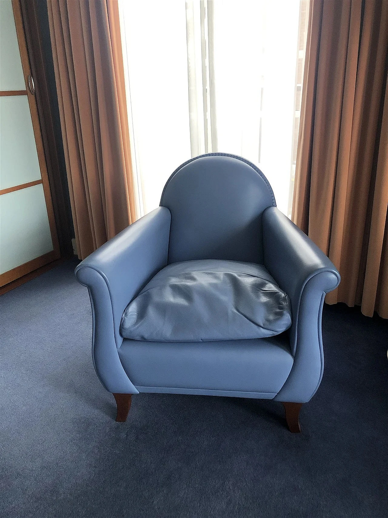 Poltrona Lyra in pelle celeste colosphere di Poltrona Frau 2