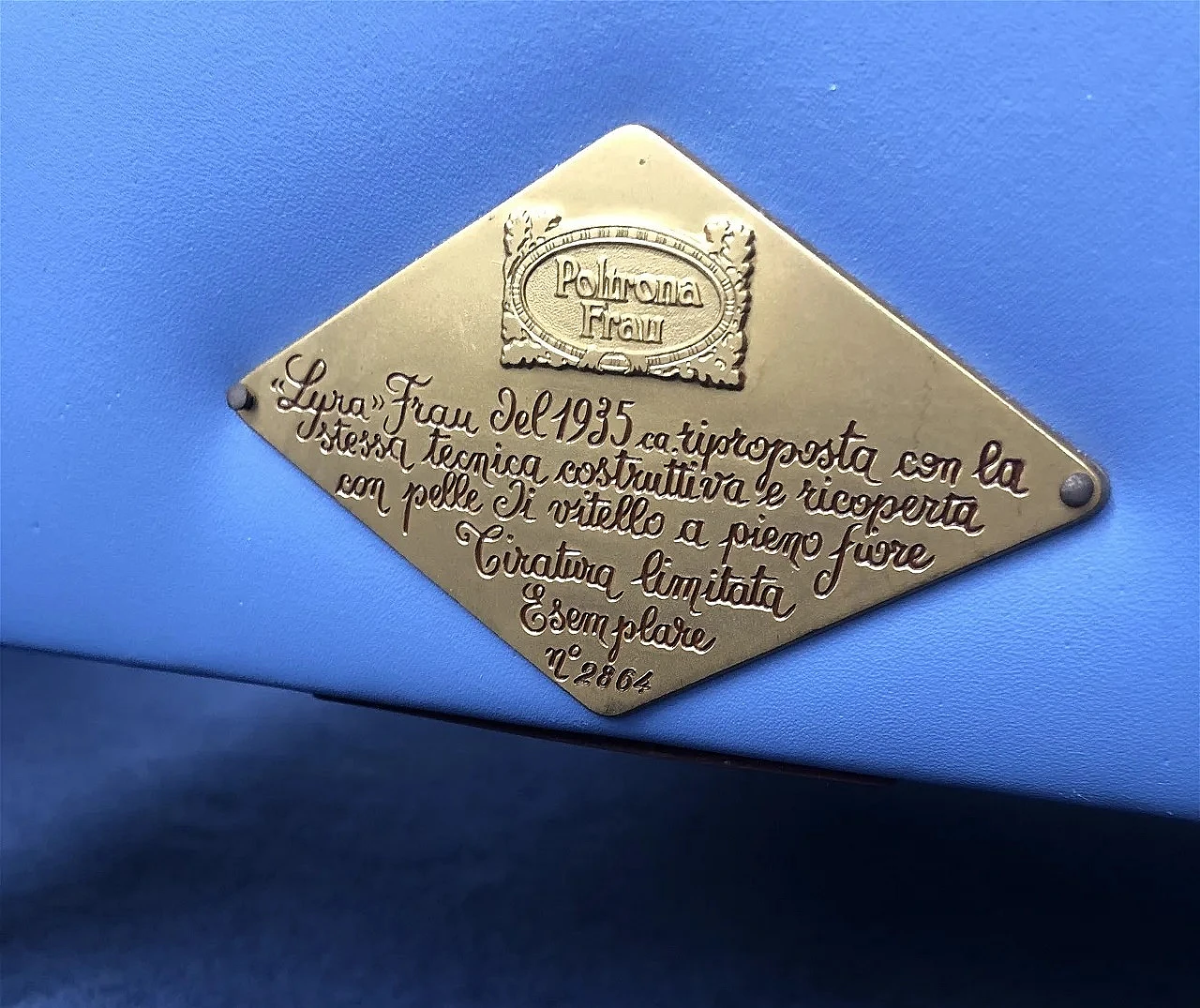 Poltrona Lyra in pelle celeste colosphere di Poltrona Frau 3