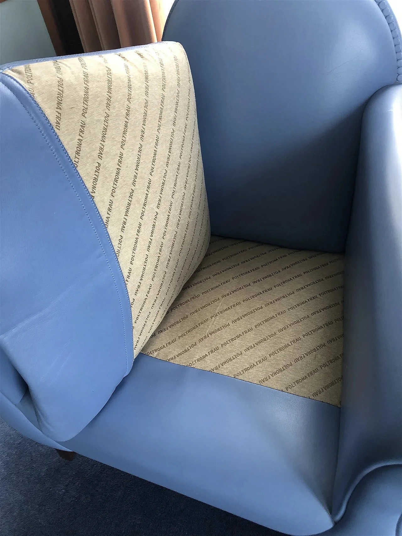 Poltrona Lyra in pelle celeste colosphere di Poltrona Frau 4