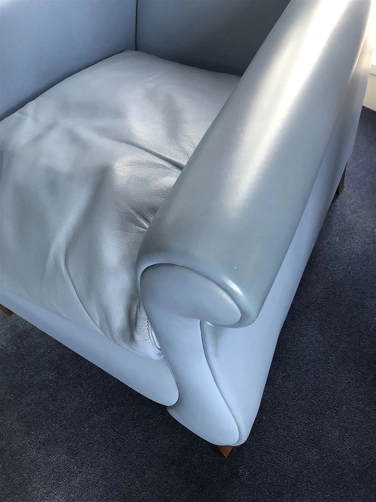 Poltrona Lyra in pelle celeste colosphere di Poltrona Frau 5