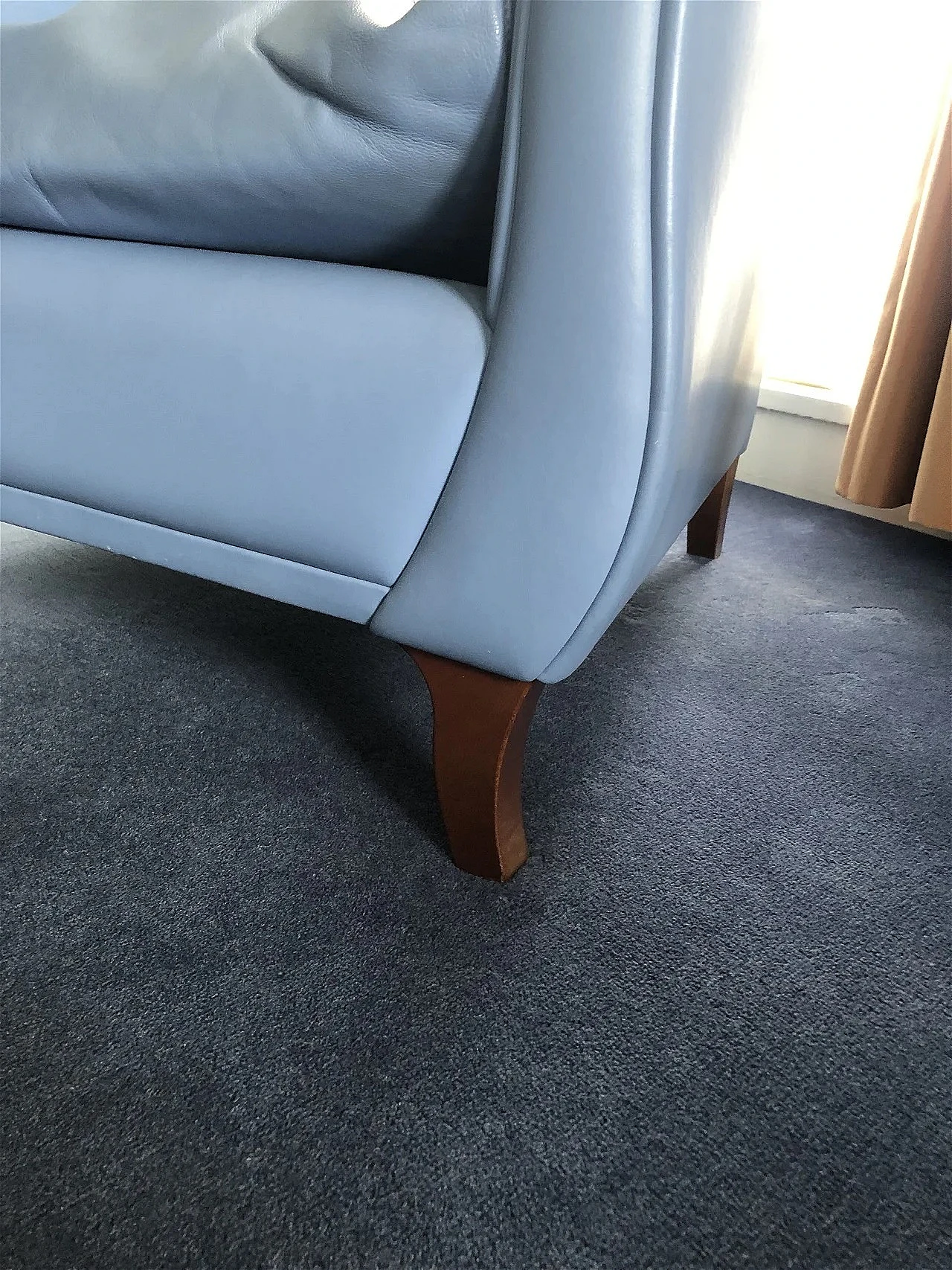 Poltrona Lyra in pelle celeste colosphere di Poltrona Frau 7