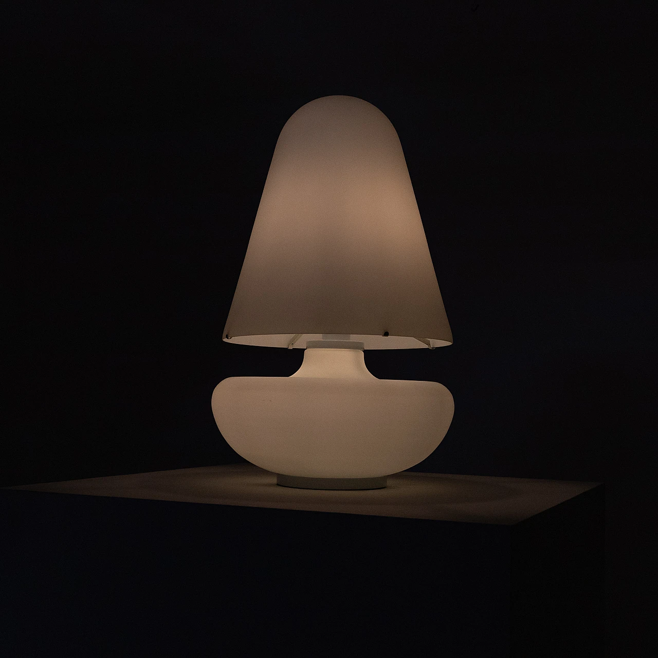 Lampada da tavolo in vetro satinato, anni '70 11