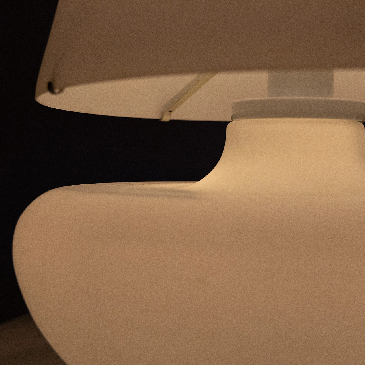 Lampada da tavolo in vetro satinato, anni '70 13