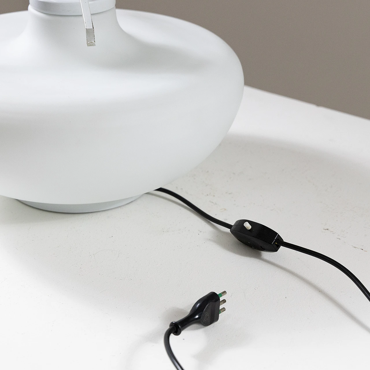 Lampada da tavolo in vetro satinato, anni '70 15