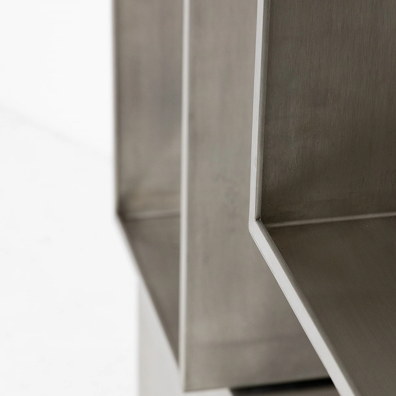 Libreria asimmetrica in acciaio spazzolato, anni '80 7