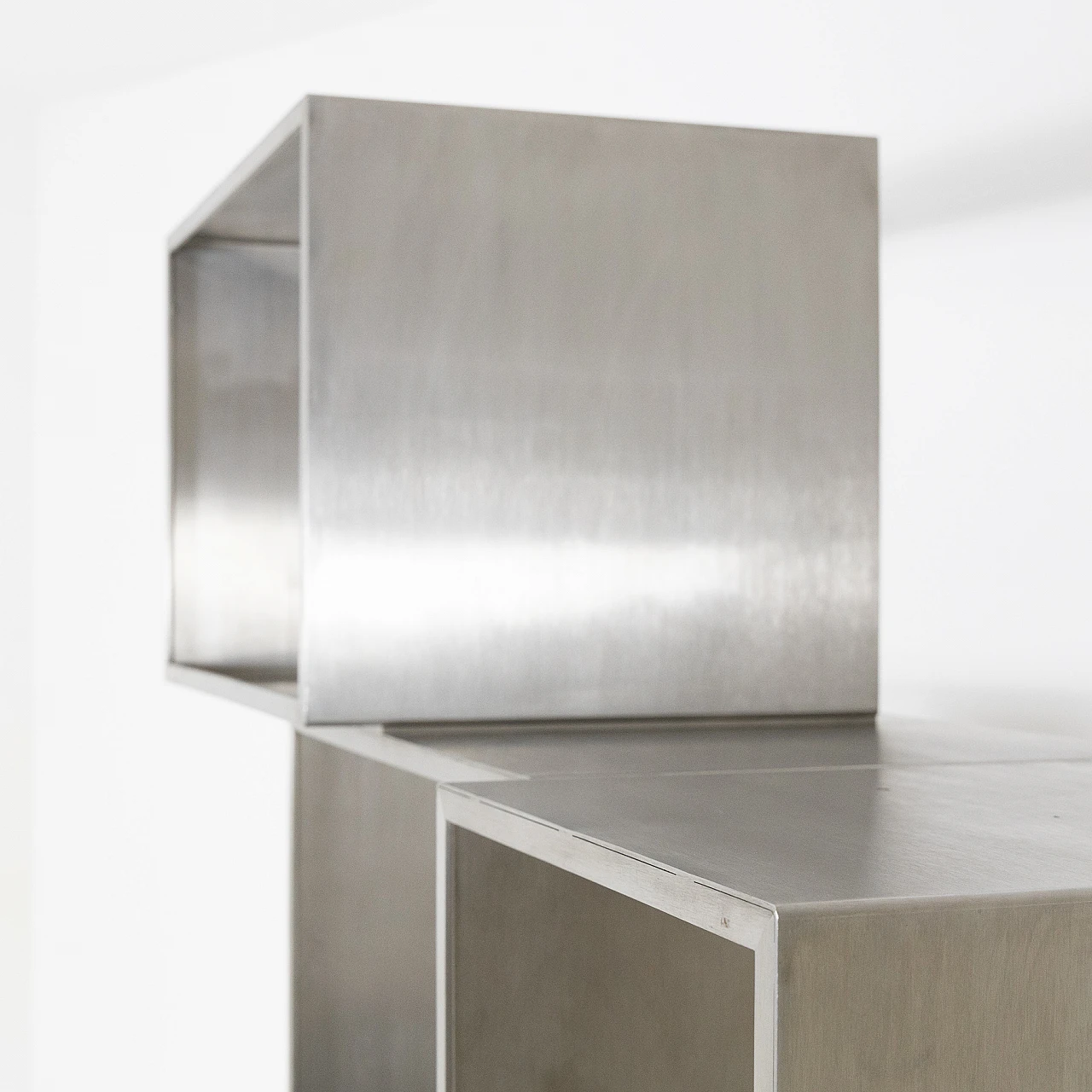 Libreria asimmetrica in acciaio spazzolato, anni '80 8