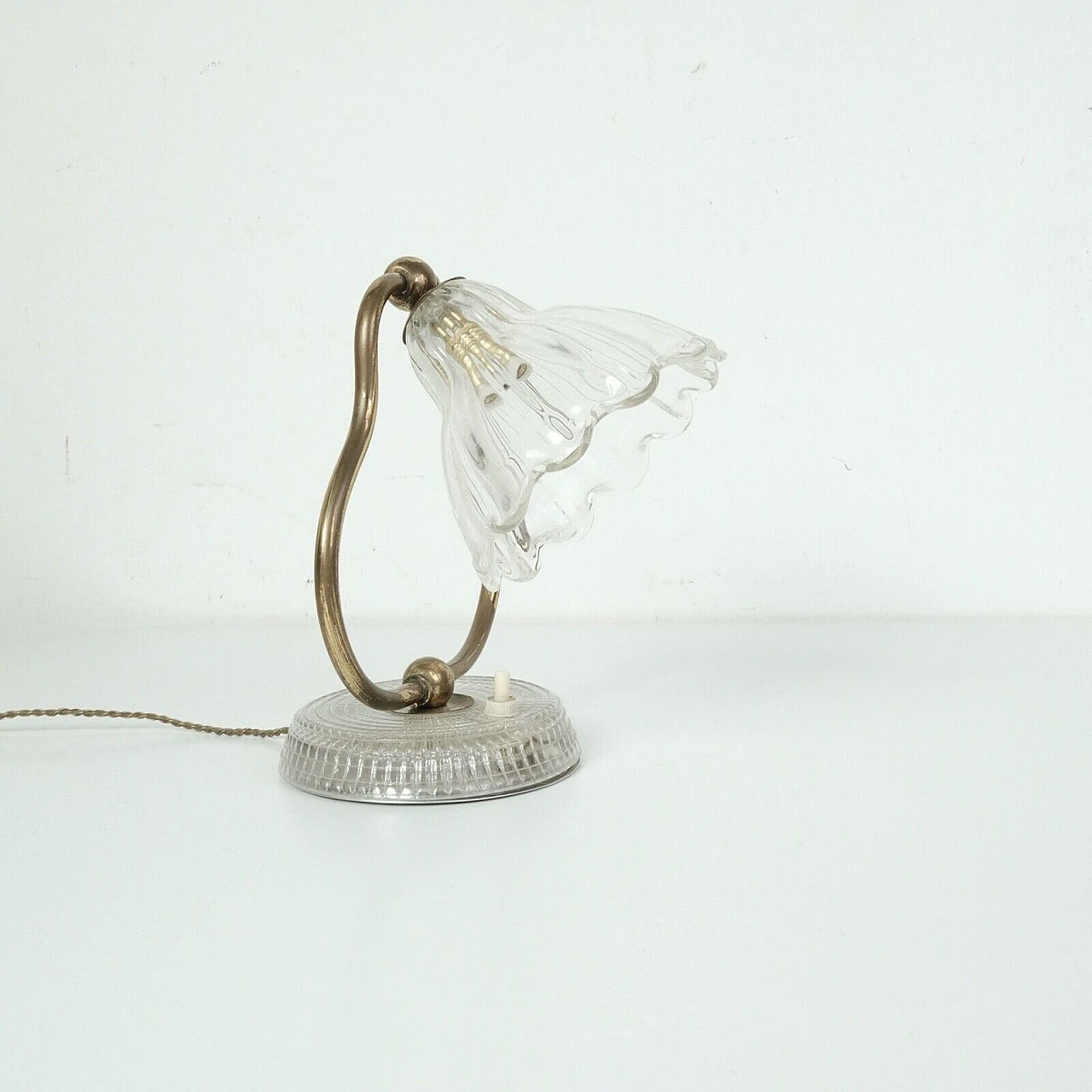 Lampada da tavolo con paralume a campanula in vetro, anni '50 1