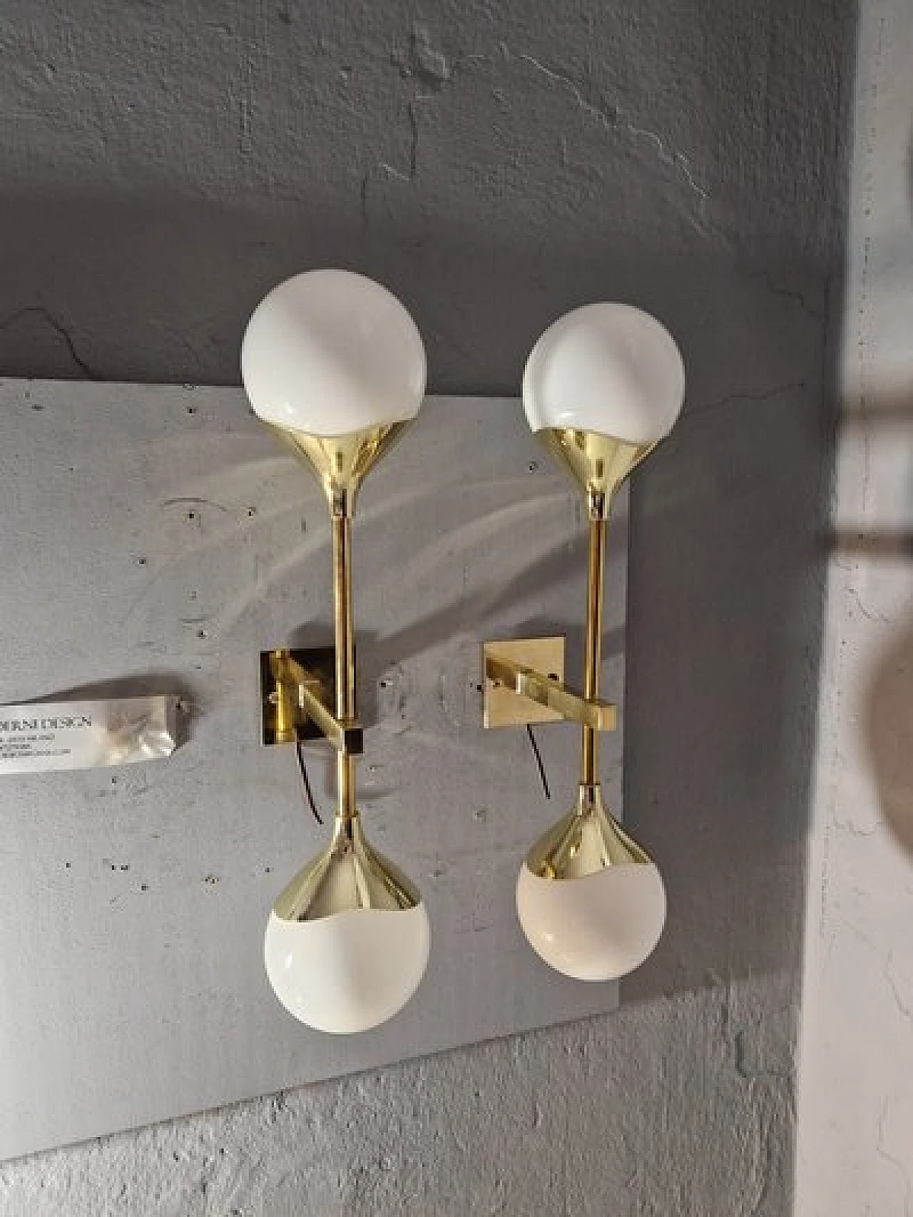 Coppia di Appliques a doppia sfera in vetro ed ottone, anni 2000 2