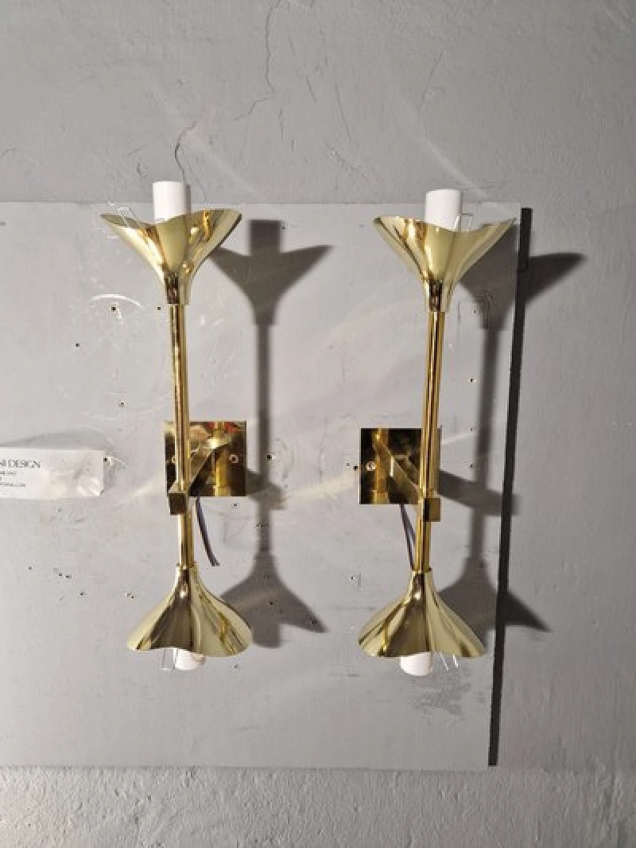 Coppia di Appliques a doppia sfera in vetro ed ottone, anni 2000 4