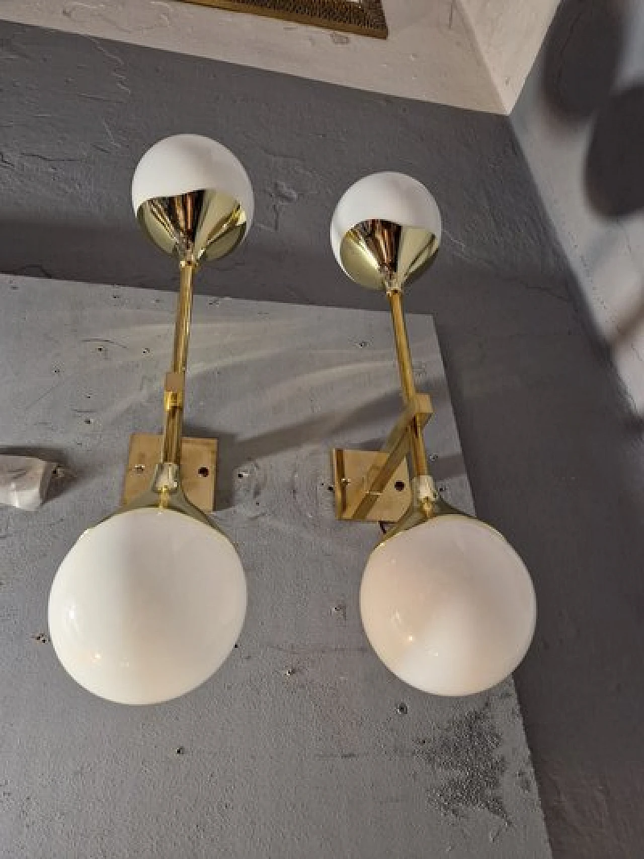 Coppia di Appliques a doppia sfera in vetro ed ottone, anni 2000 9