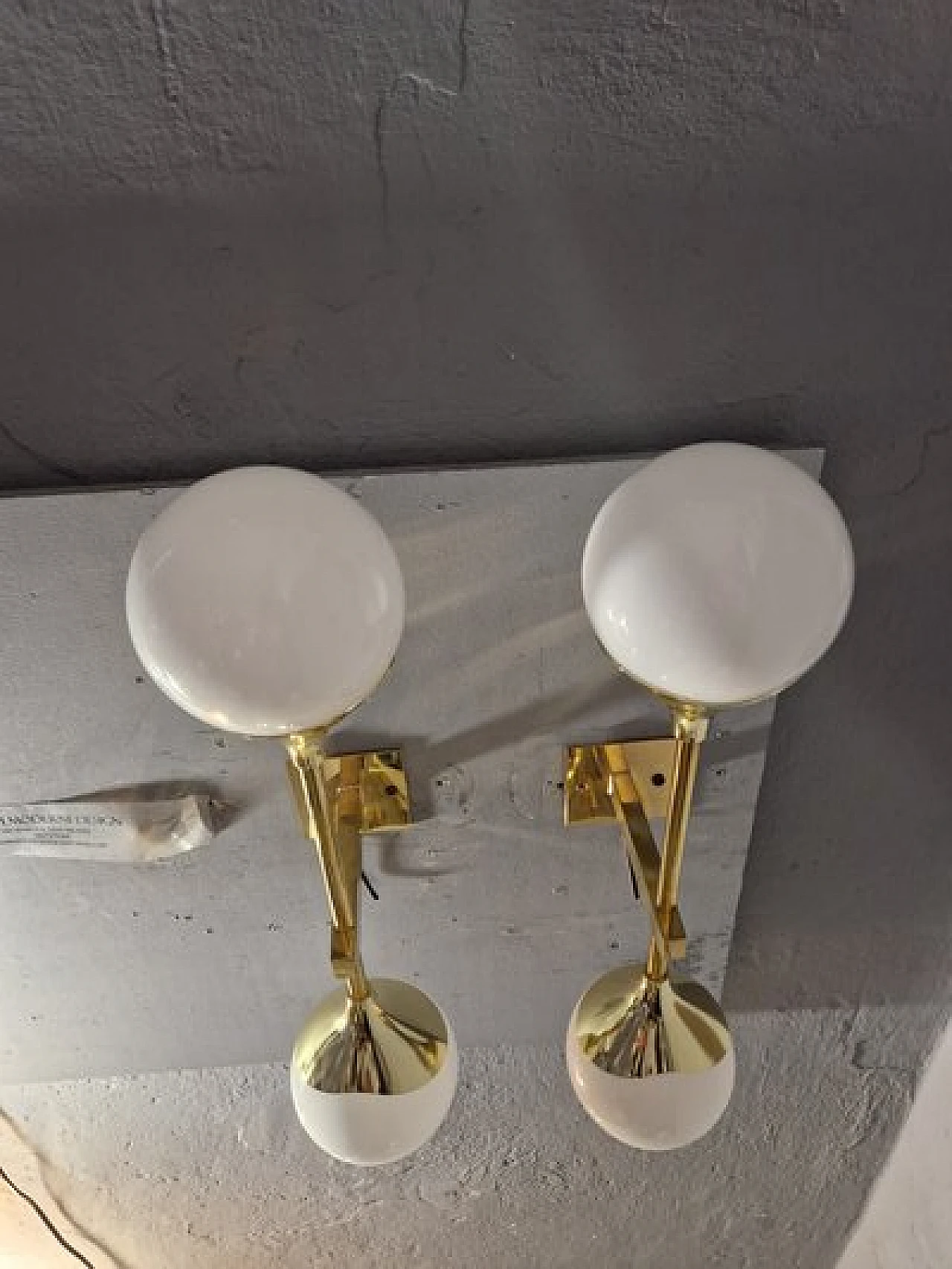 Coppia di Appliques a doppia sfera in vetro ed ottone, anni 2000 10