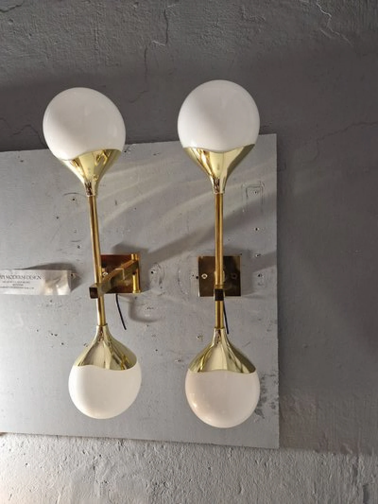 Coppia di Appliques a doppia sfera in vetro ed ottone, anni 2000 11