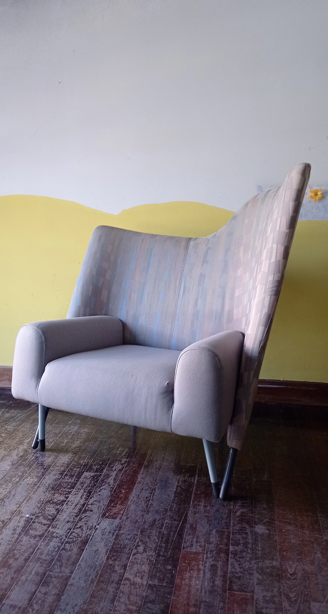 Poltrona Torsi in tessuto geometric di Paolo Deganello per Cassina 1