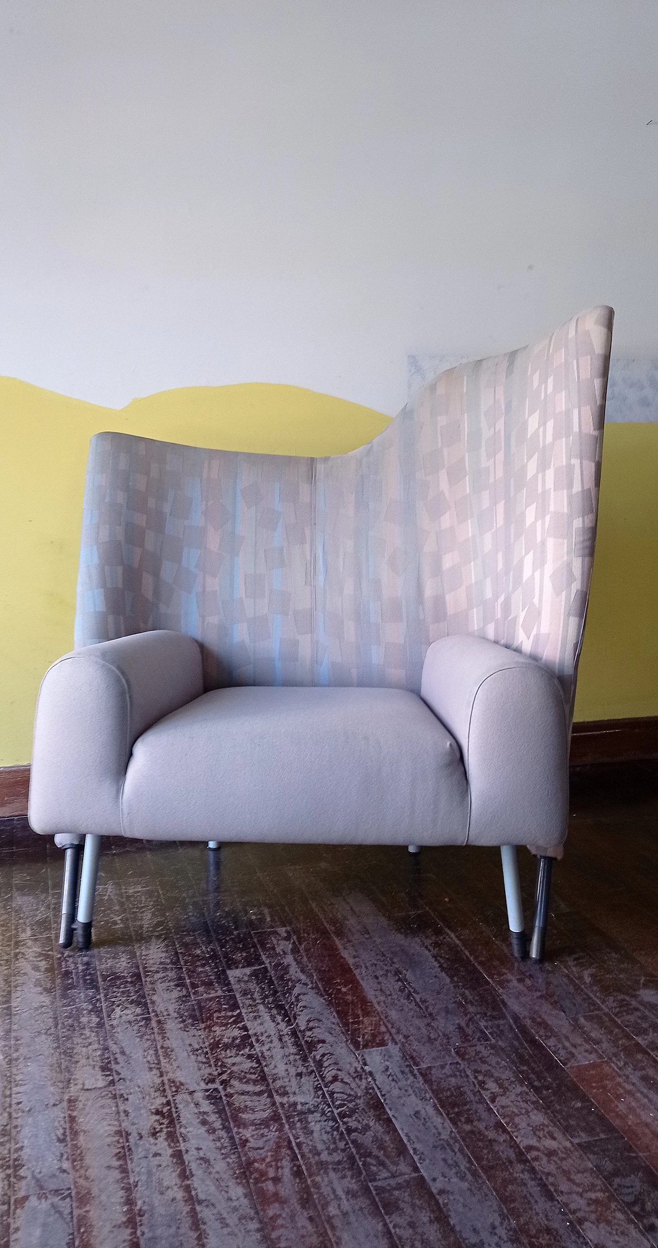 Poltrona Torsi in tessuto geometric di Paolo Deganello per Cassina 2