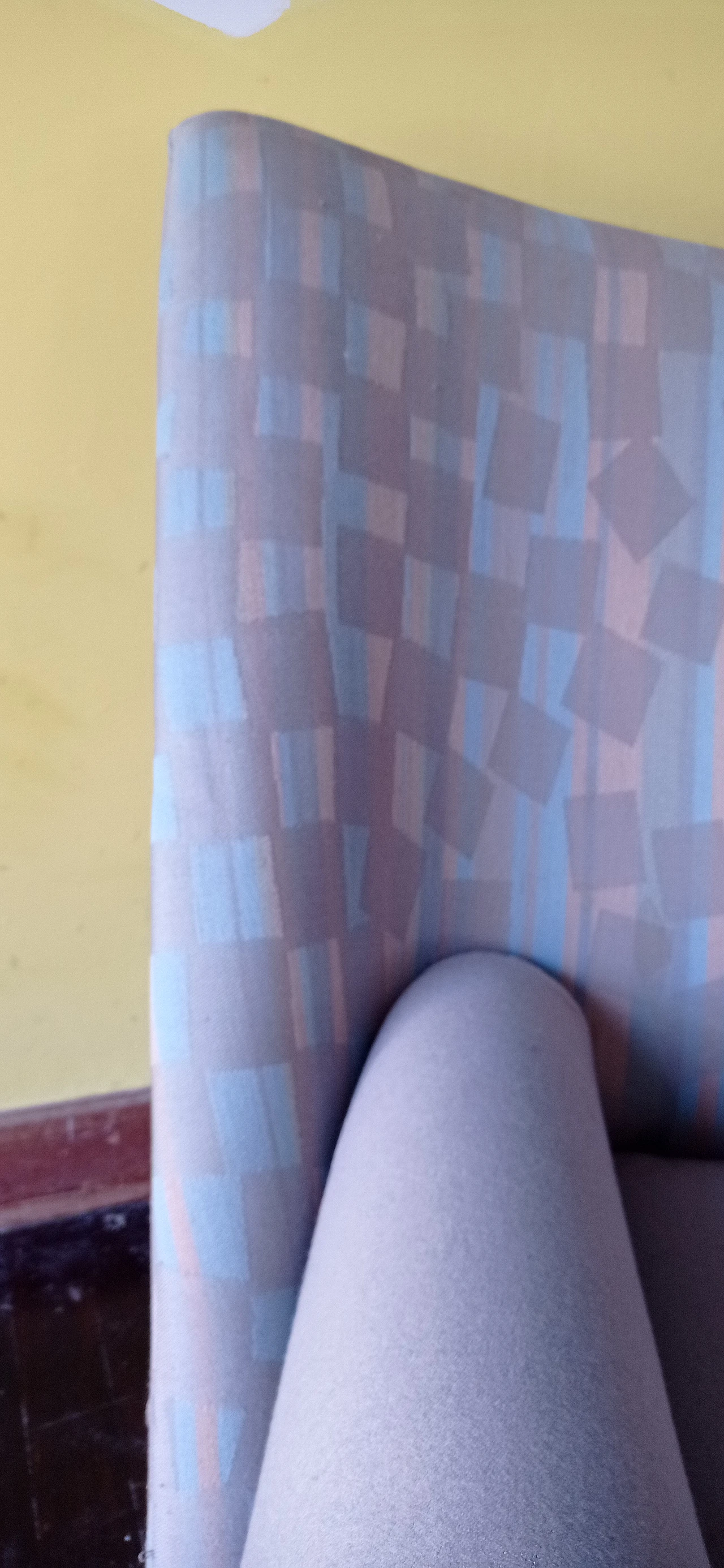 Poltrona Torsi in tessuto geometric di Paolo Deganello per Cassina 8