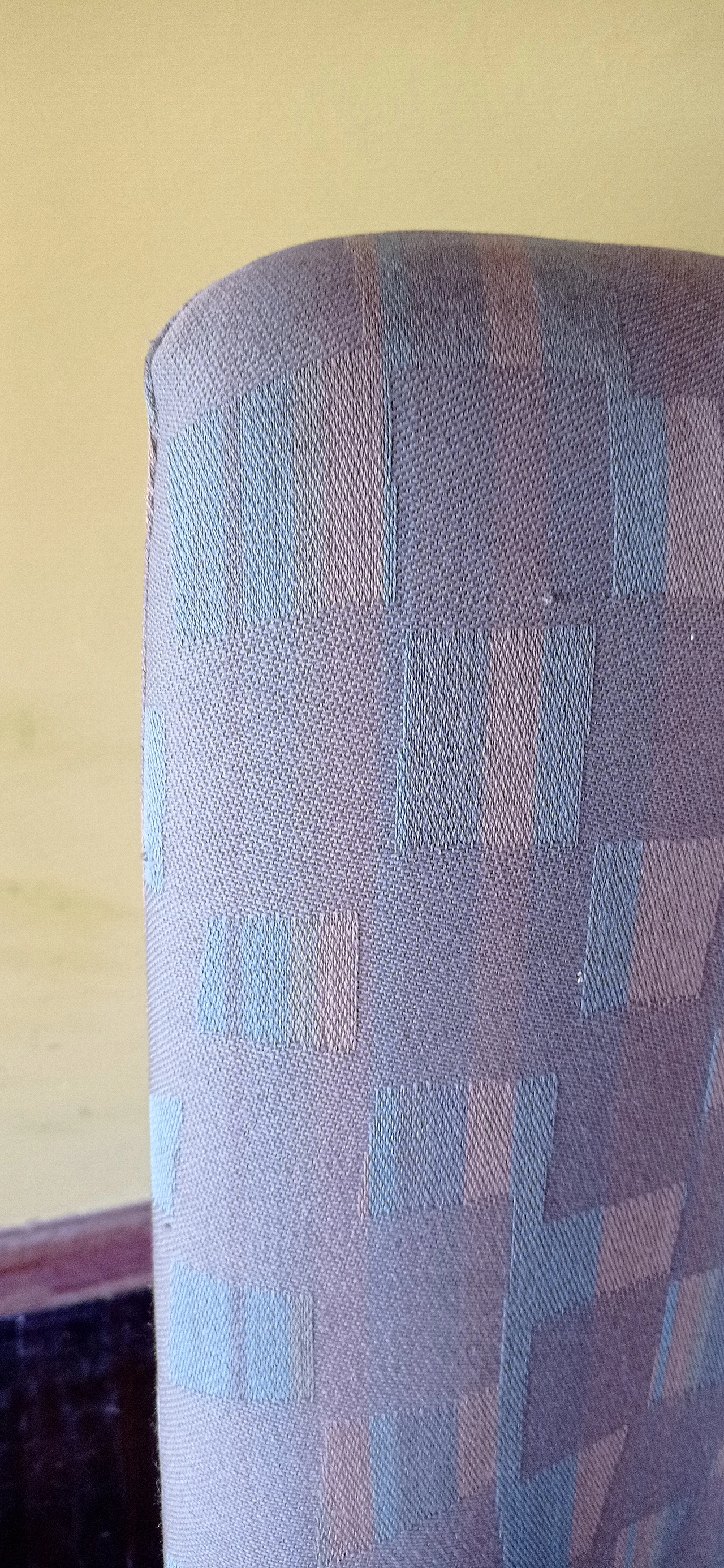 Poltrona Torsi in tessuto geometric di Paolo Deganello per Cassina 9