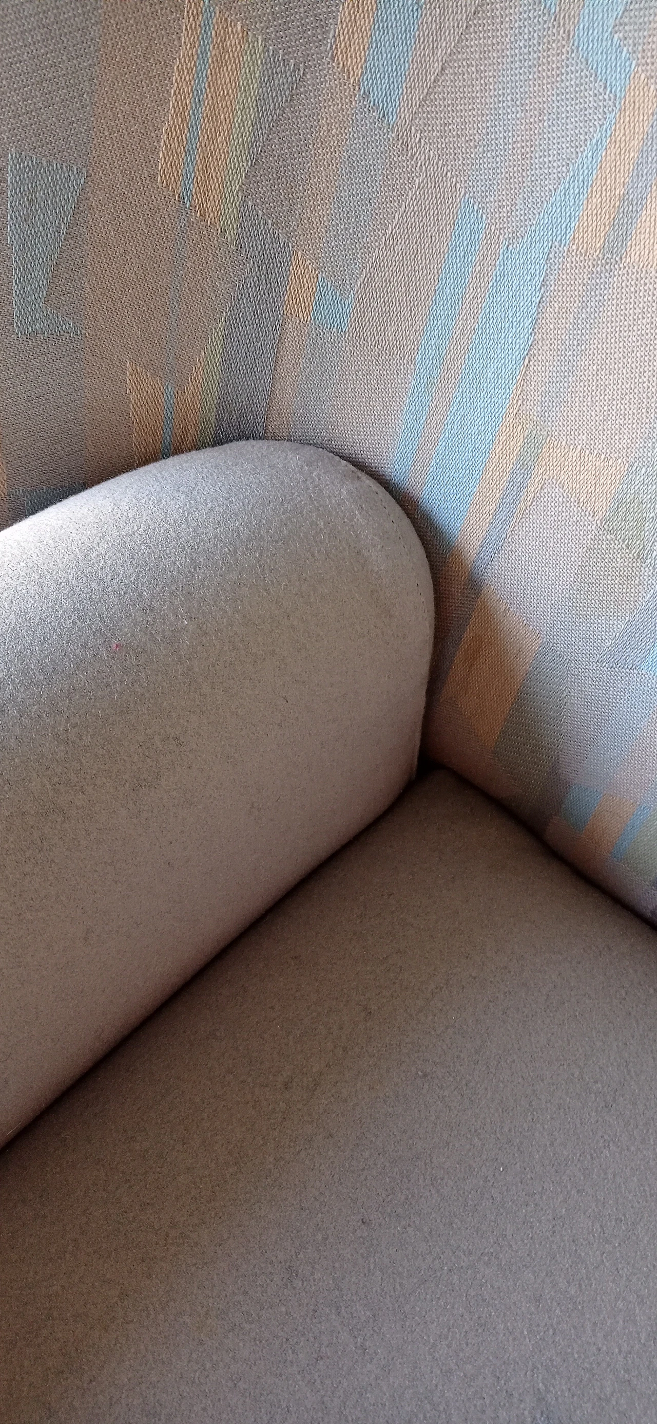 Poltrona Torsi in tessuto geometric di Paolo Deganello per Cassina 17