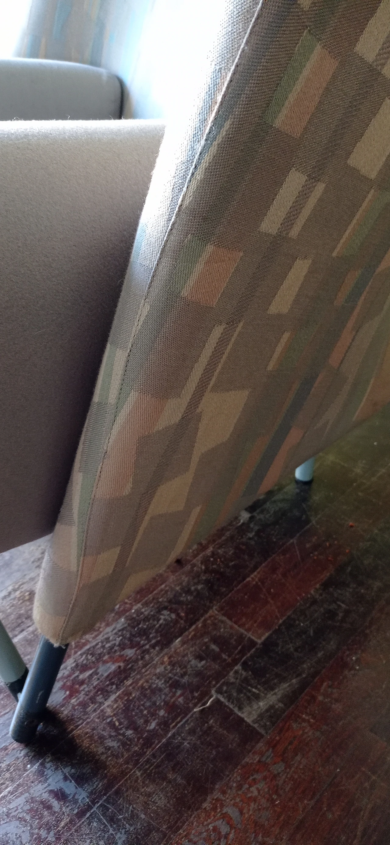 Poltrona Torsi in tessuto geometric di Paolo Deganello per Cassina 35