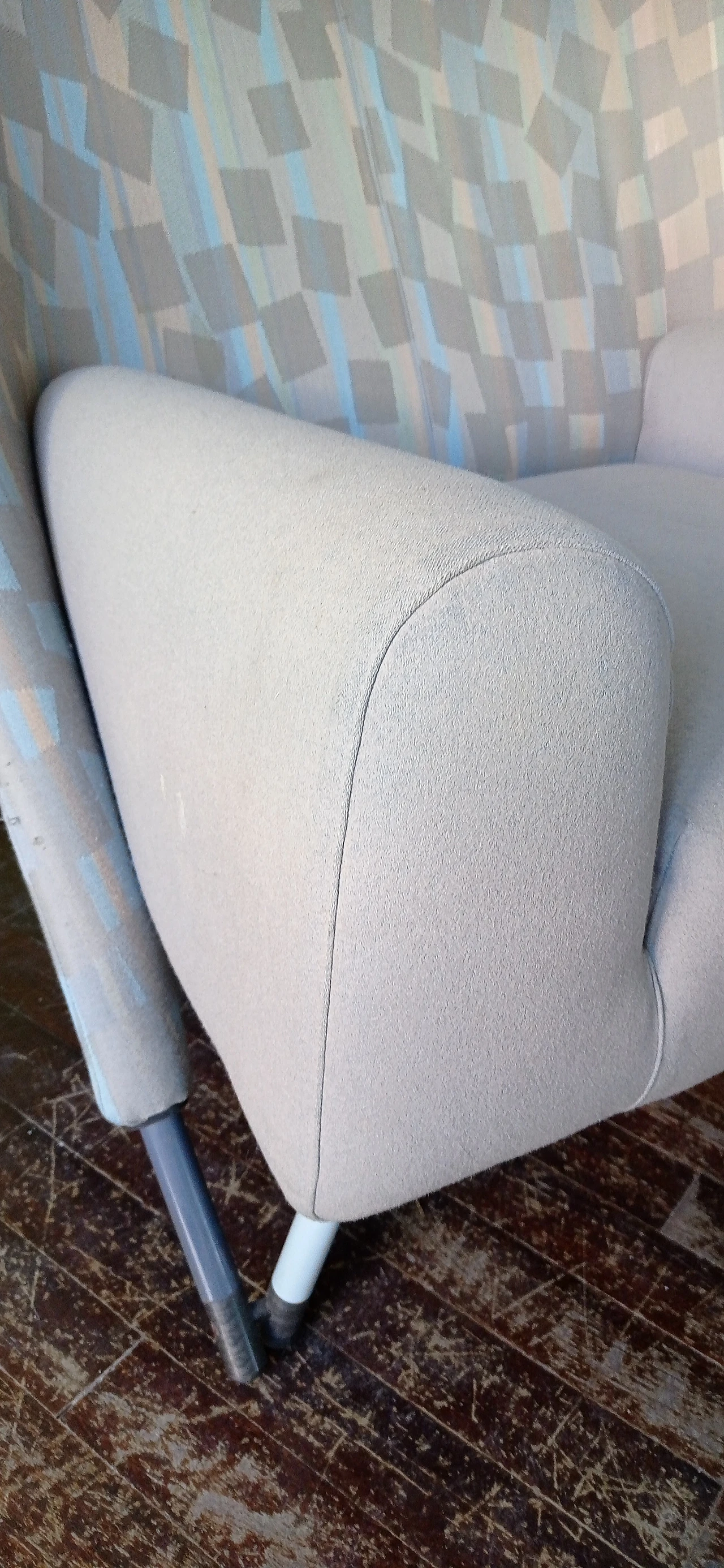 Poltrona Torsi in tessuto geometric di Paolo Deganello per Cassina 41