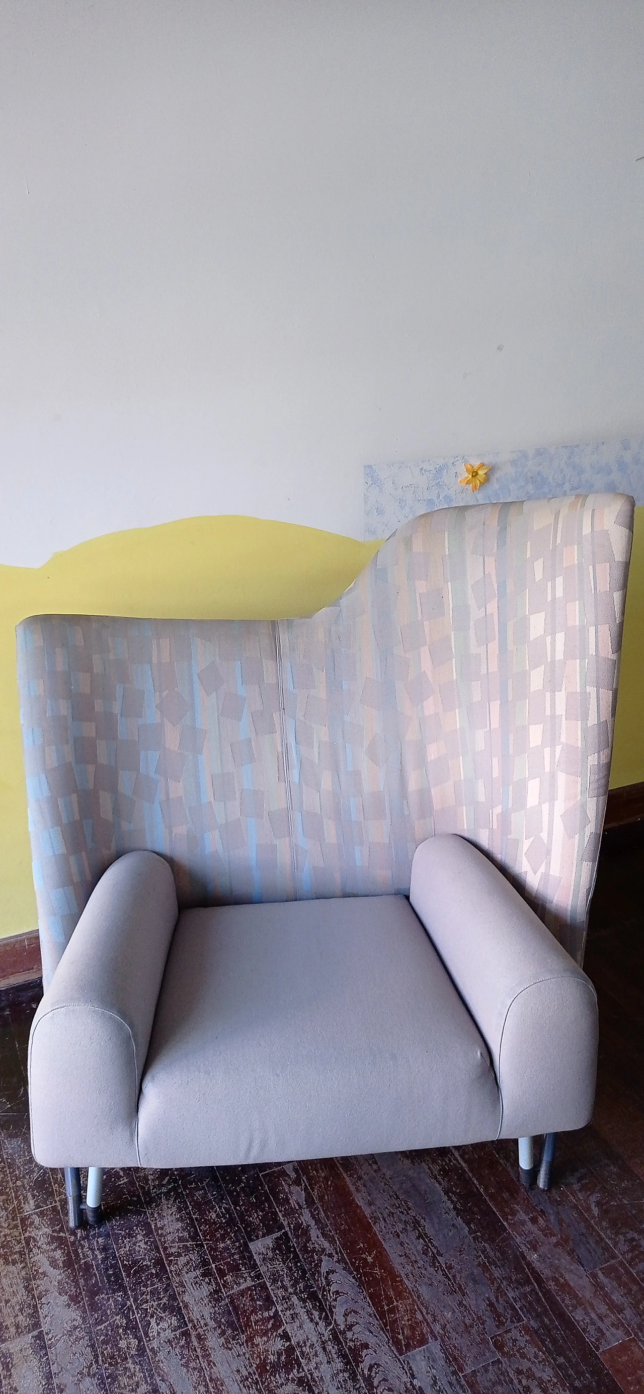 Poltrona Torsi in tessuto geometric di Paolo Deganello per Cassina 46