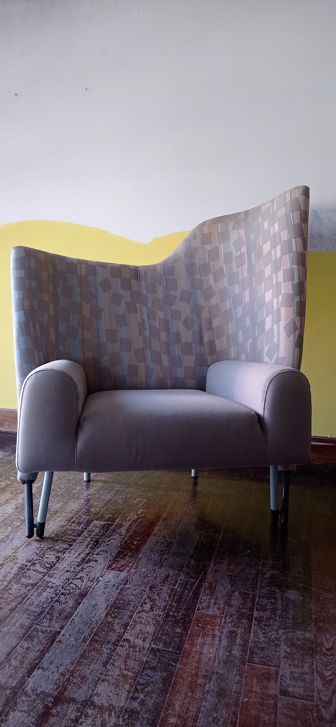 Poltrona Torsi in tessuto geometric di Paolo Deganello per Cassina 47