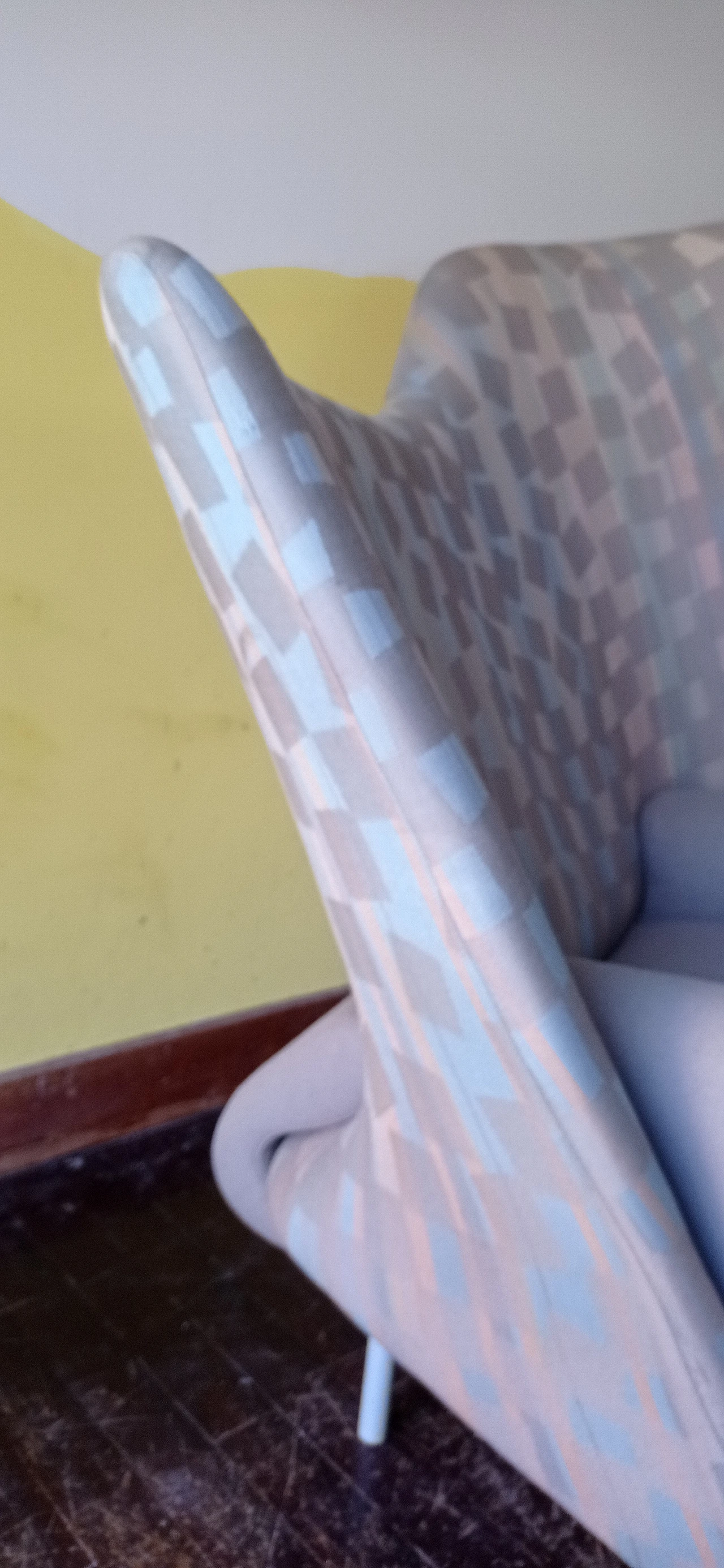 Poltrona Torsi in tessuto geometric di Paolo Deganello per Cassina 51