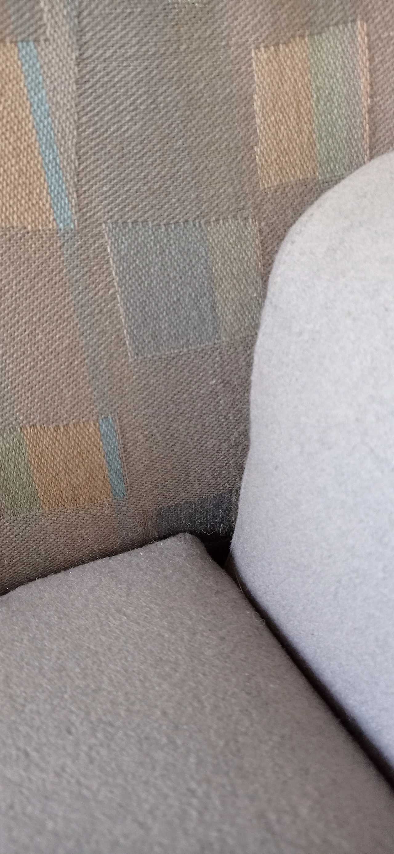 Poltrona Torsi in tessuto geometric di Paolo Deganello per Cassina 65