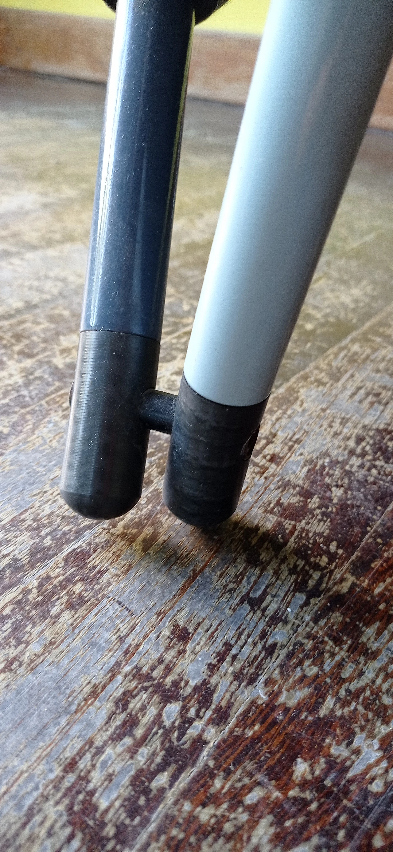 Poltrona Torsi in tessuto geometric di Paolo Deganello per Cassina 77