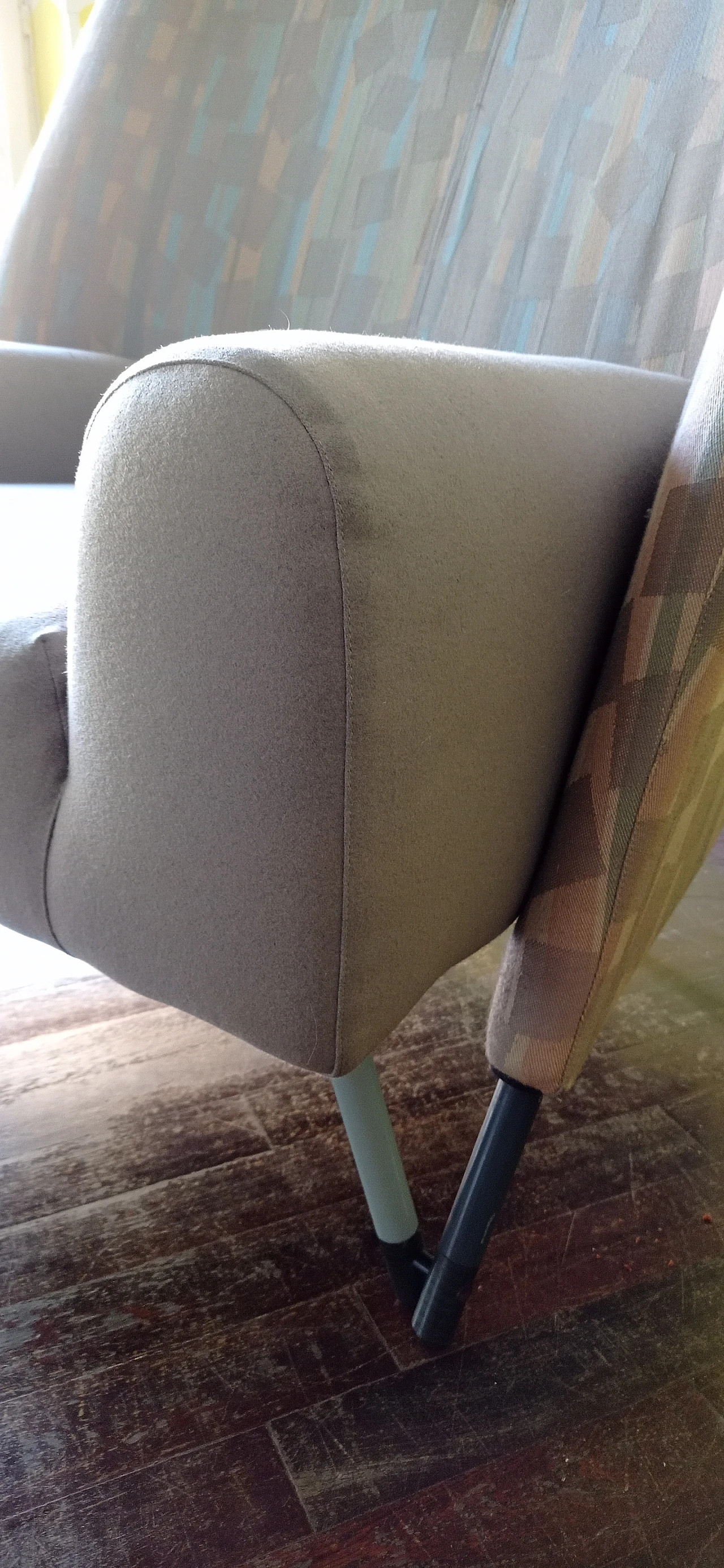 Poltrona Torsi in tessuto geometric di Paolo Deganello per Cassina 80