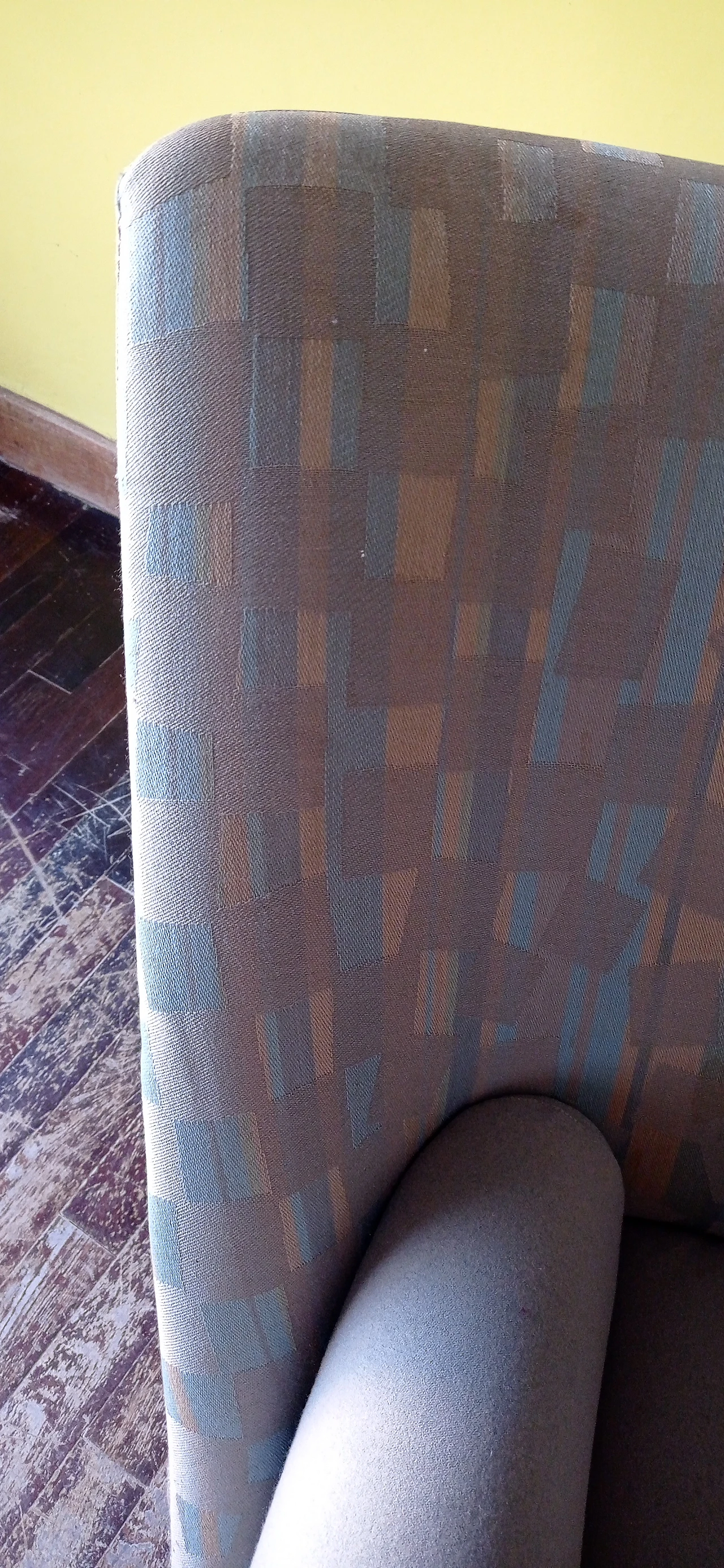 Poltrona Torsi in tessuto geometric di Paolo Deganello per Cassina 88