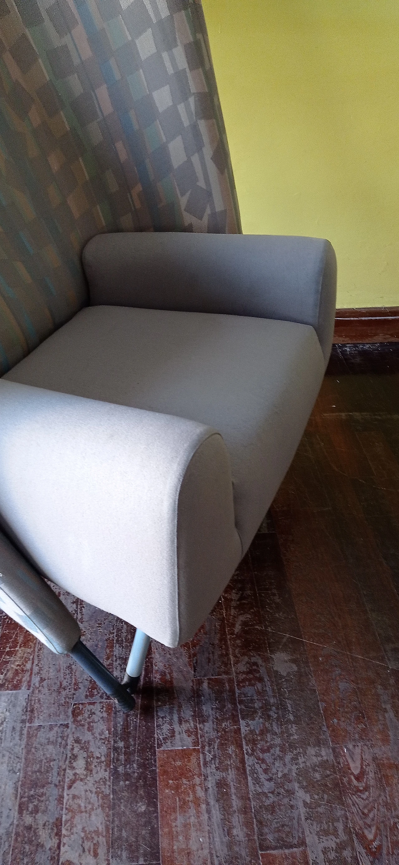 Poltrona Torsi in tessuto geometric di Paolo Deganello per Cassina 92