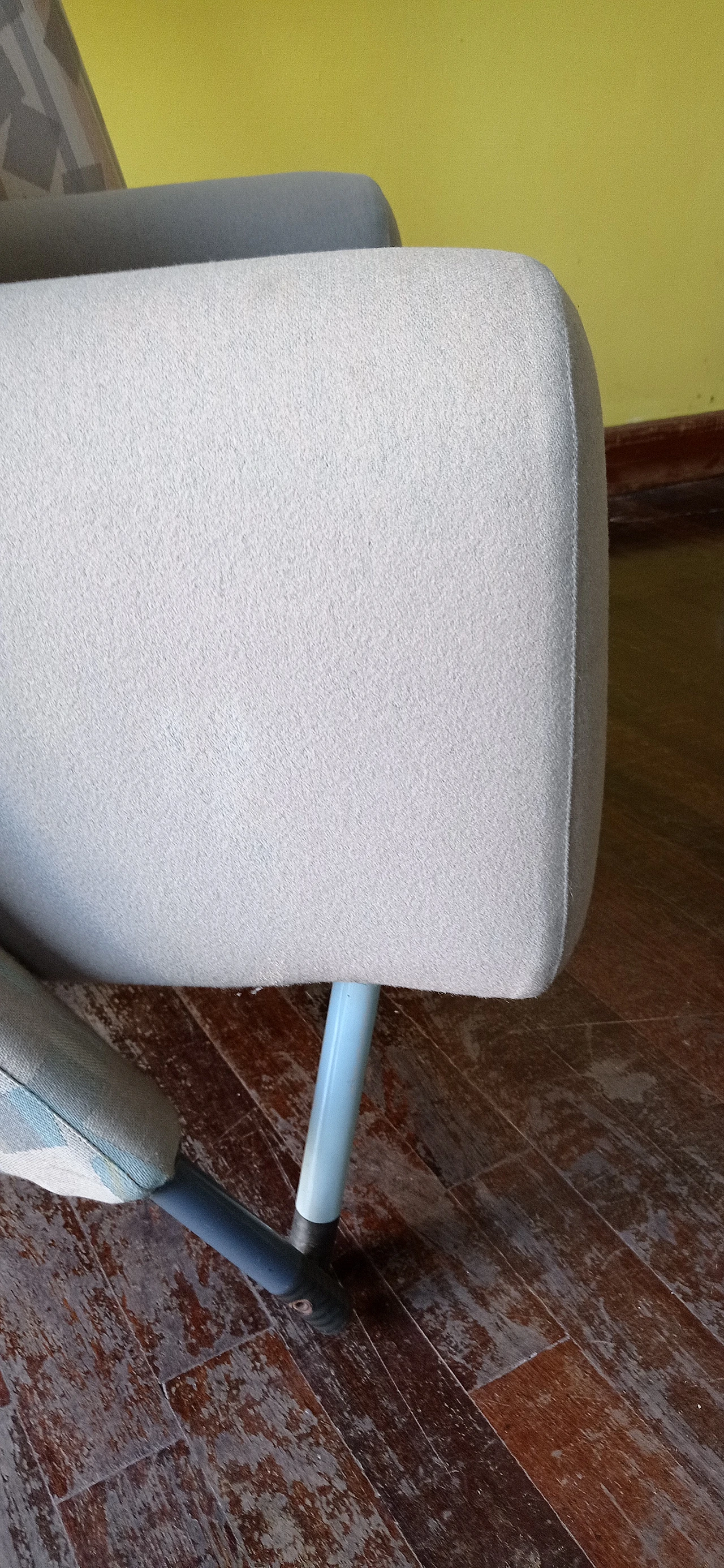 Poltrona Torsi in tessuto geometric di Paolo Deganello per Cassina 97