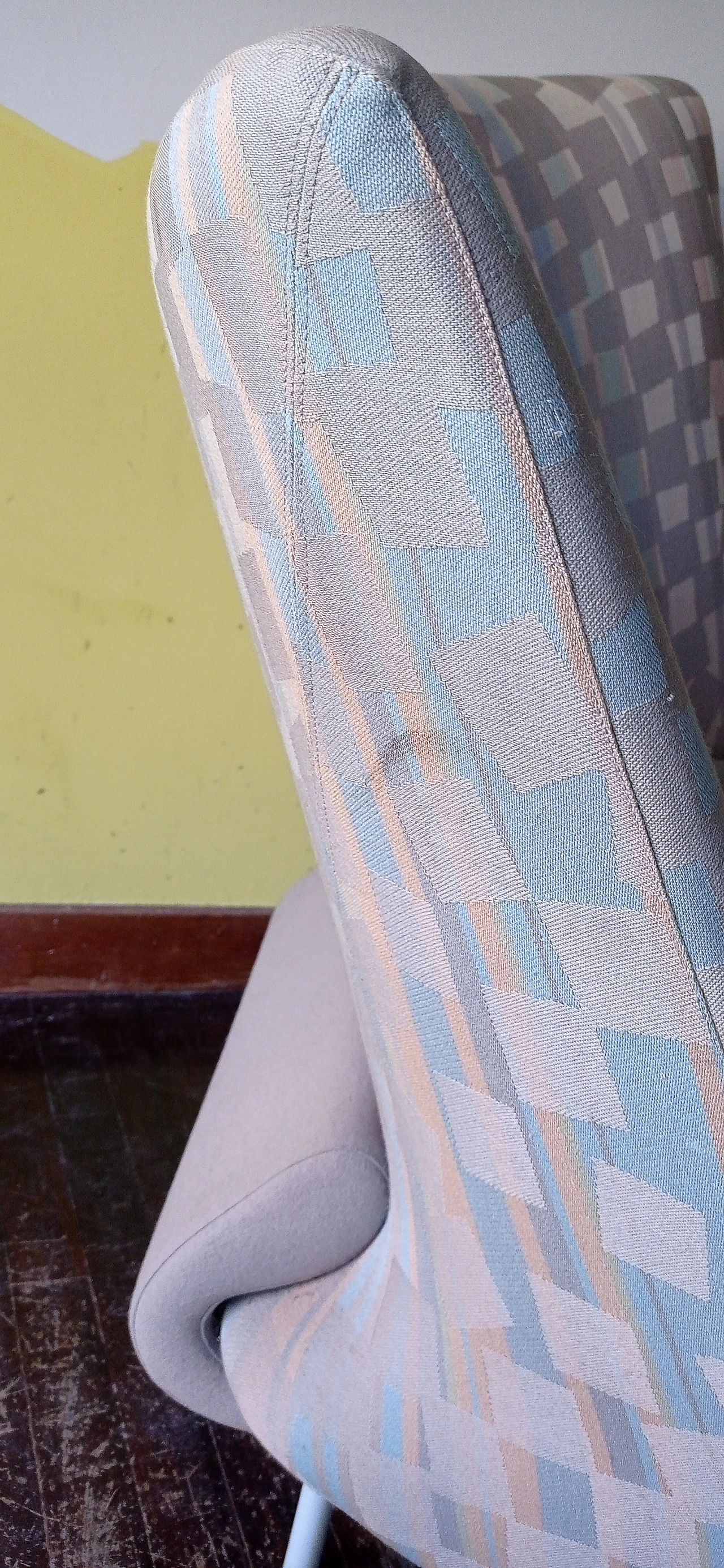 Poltrona Torsi in tessuto geometric di Paolo Deganello per Cassina 99