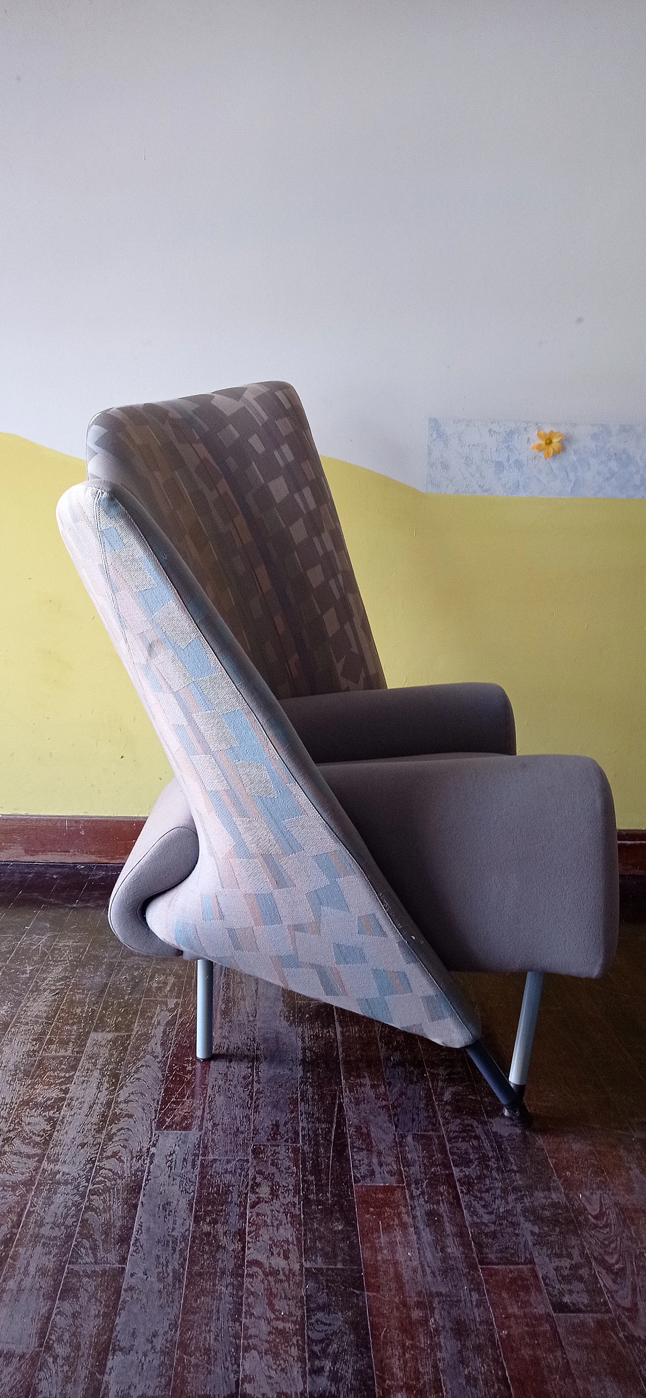 Poltrona Torsi in tessuto geometric di Paolo Deganello per Cassina 102
