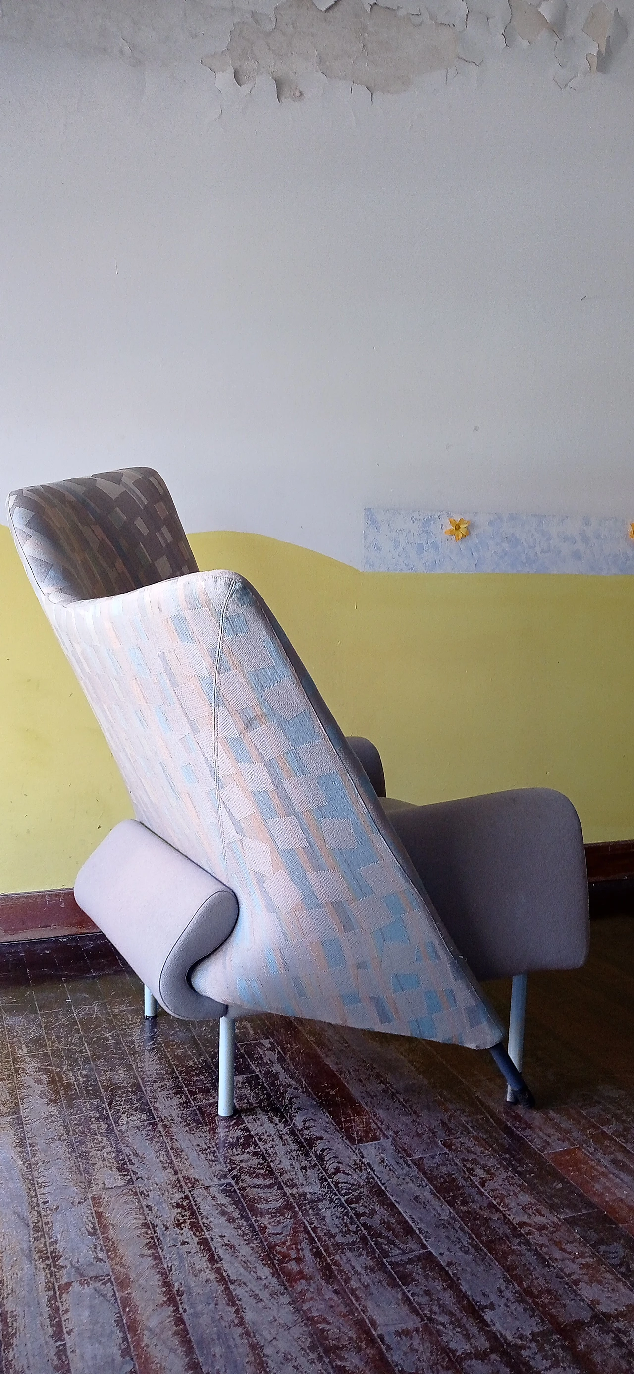 Poltrona Torsi in tessuto geometric di Paolo Deganello per Cassina 103