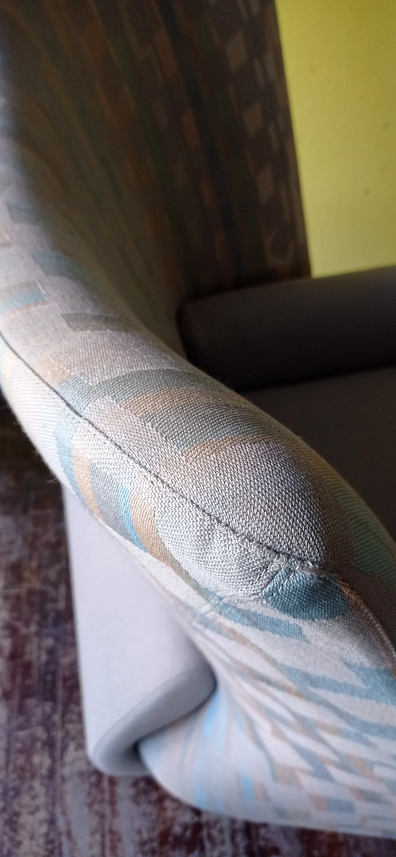 Poltrona Torsi in tessuto geometric di Paolo Deganello per Cassina 104