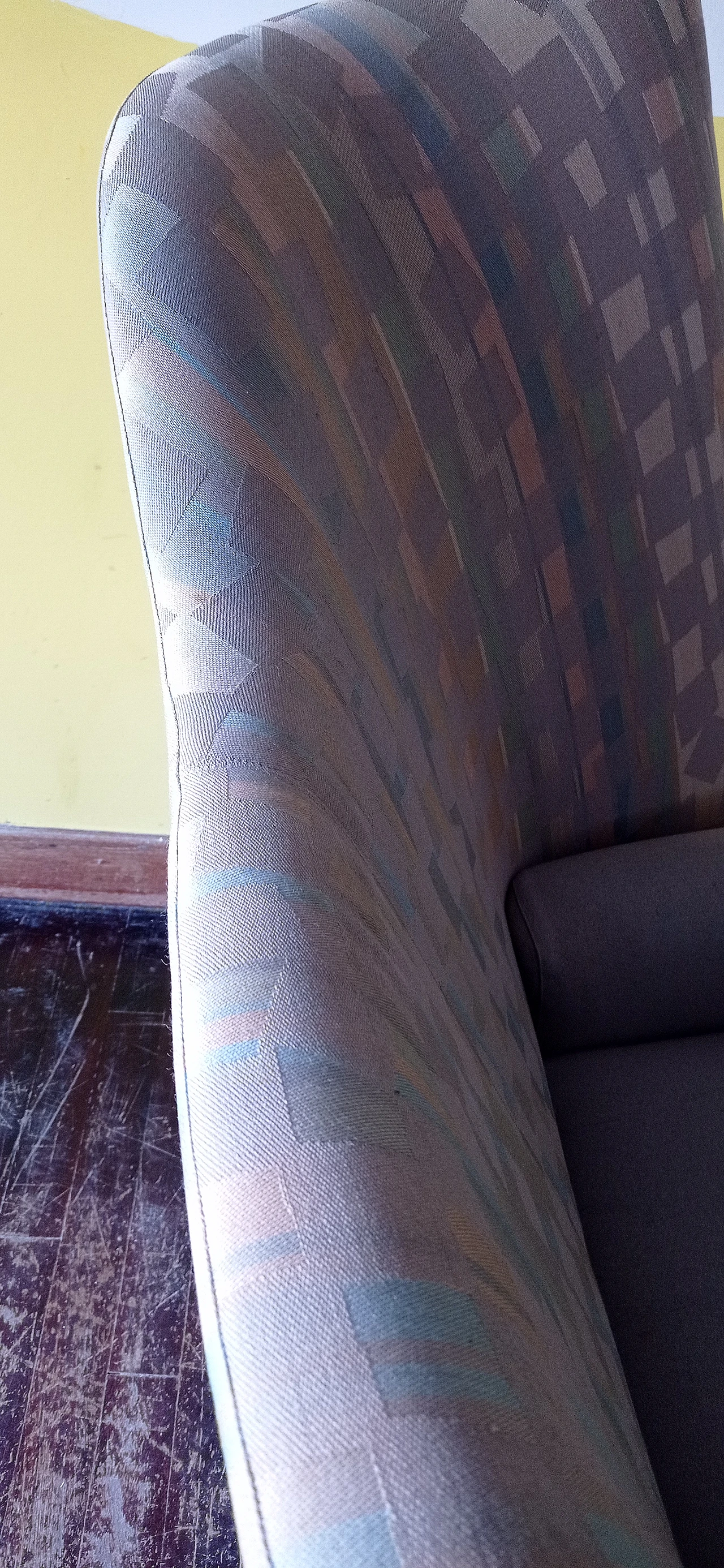 Poltrona Torsi in tessuto geometric di Paolo Deganello per Cassina 105