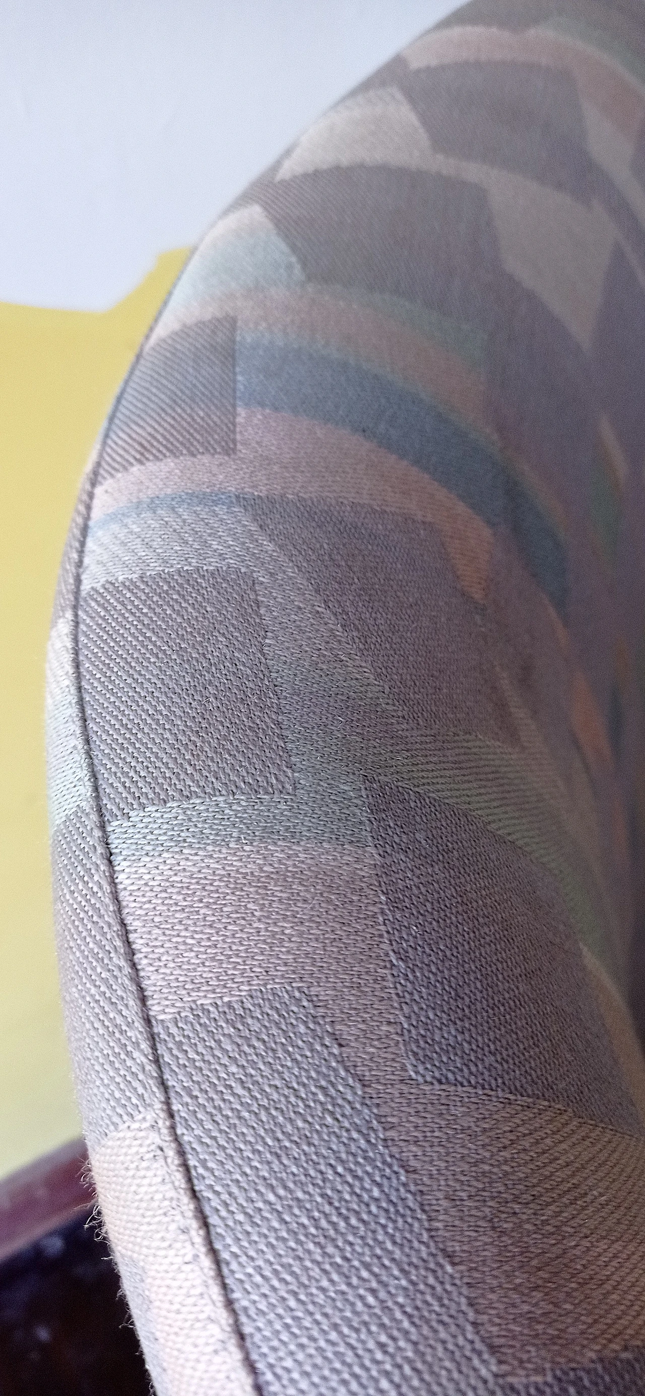 Poltrona Torsi in tessuto geometric di Paolo Deganello per Cassina 107