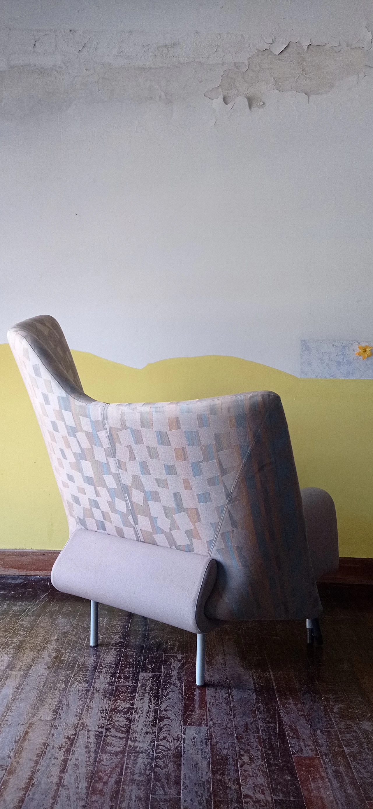 Poltrona Torsi in tessuto geometric di Paolo Deganello per Cassina 112