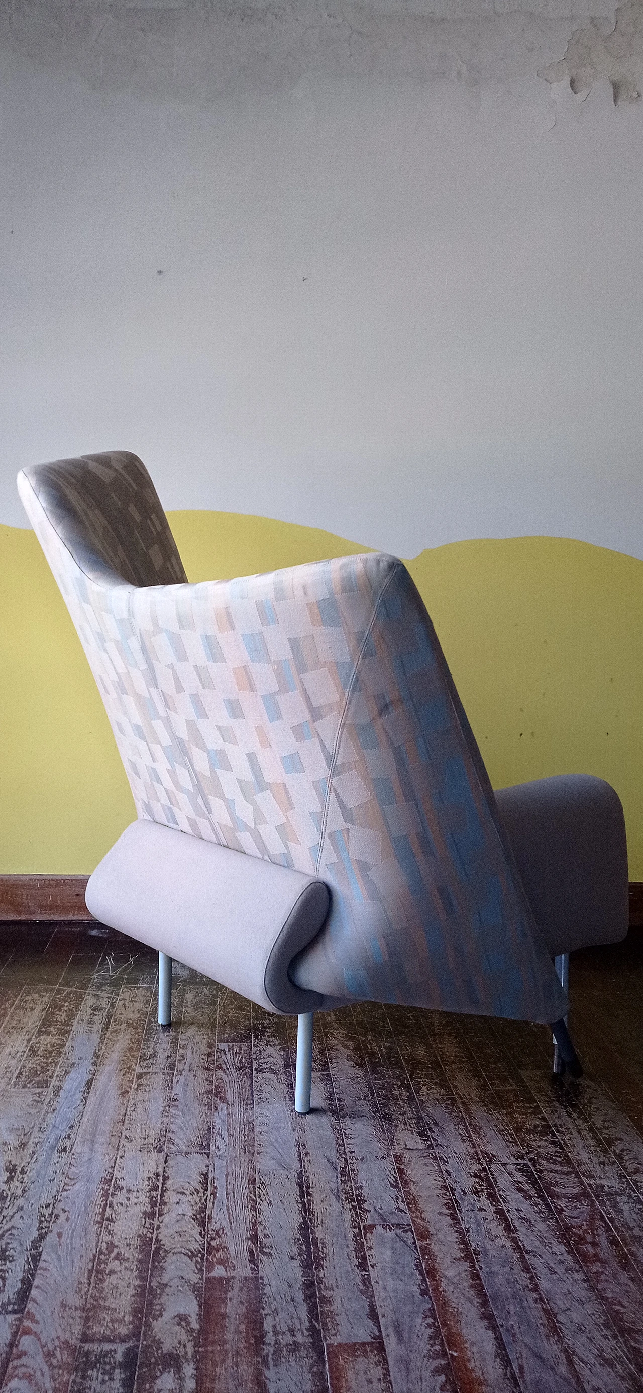Poltrona Torsi in tessuto geometric di Paolo Deganello per Cassina 113