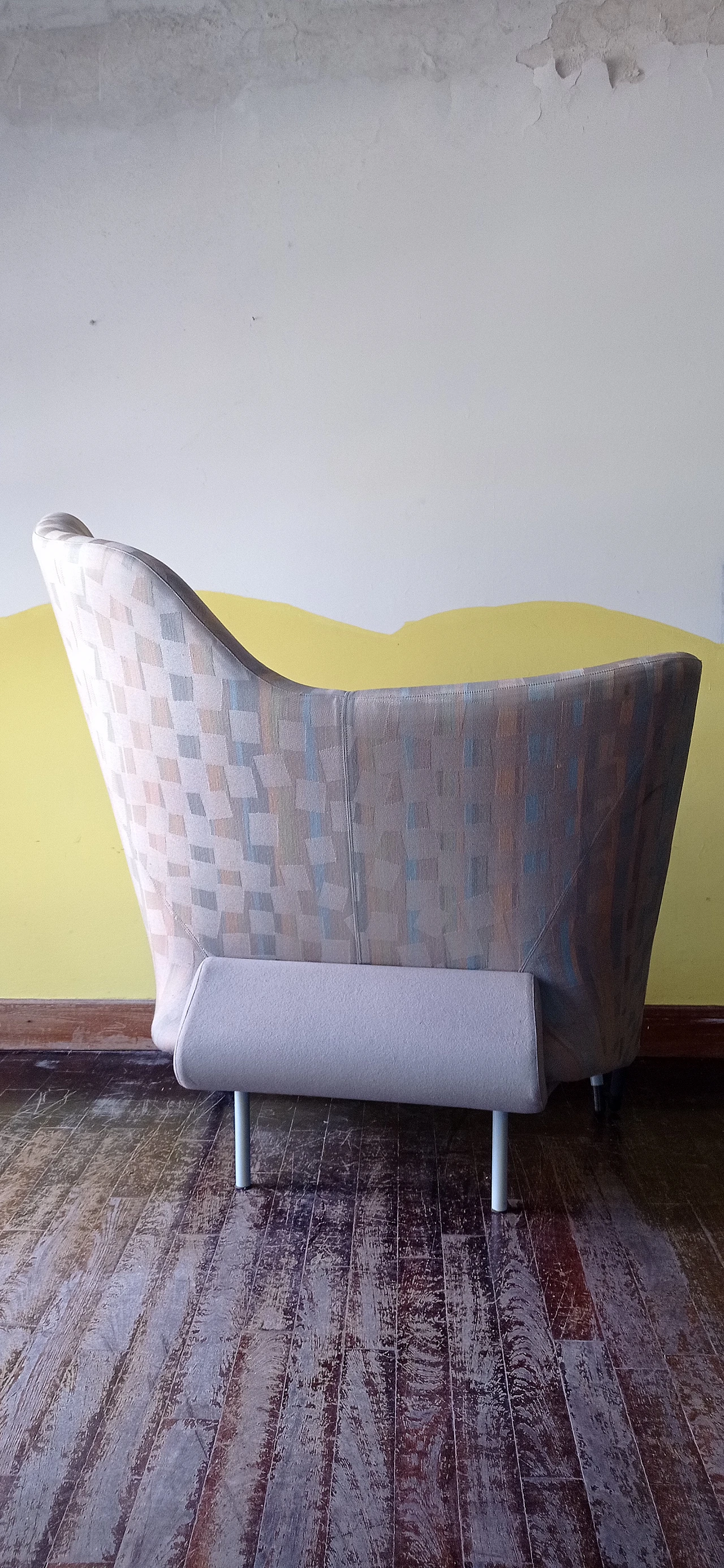 Poltrona Torsi in tessuto geometric di Paolo Deganello per Cassina 114