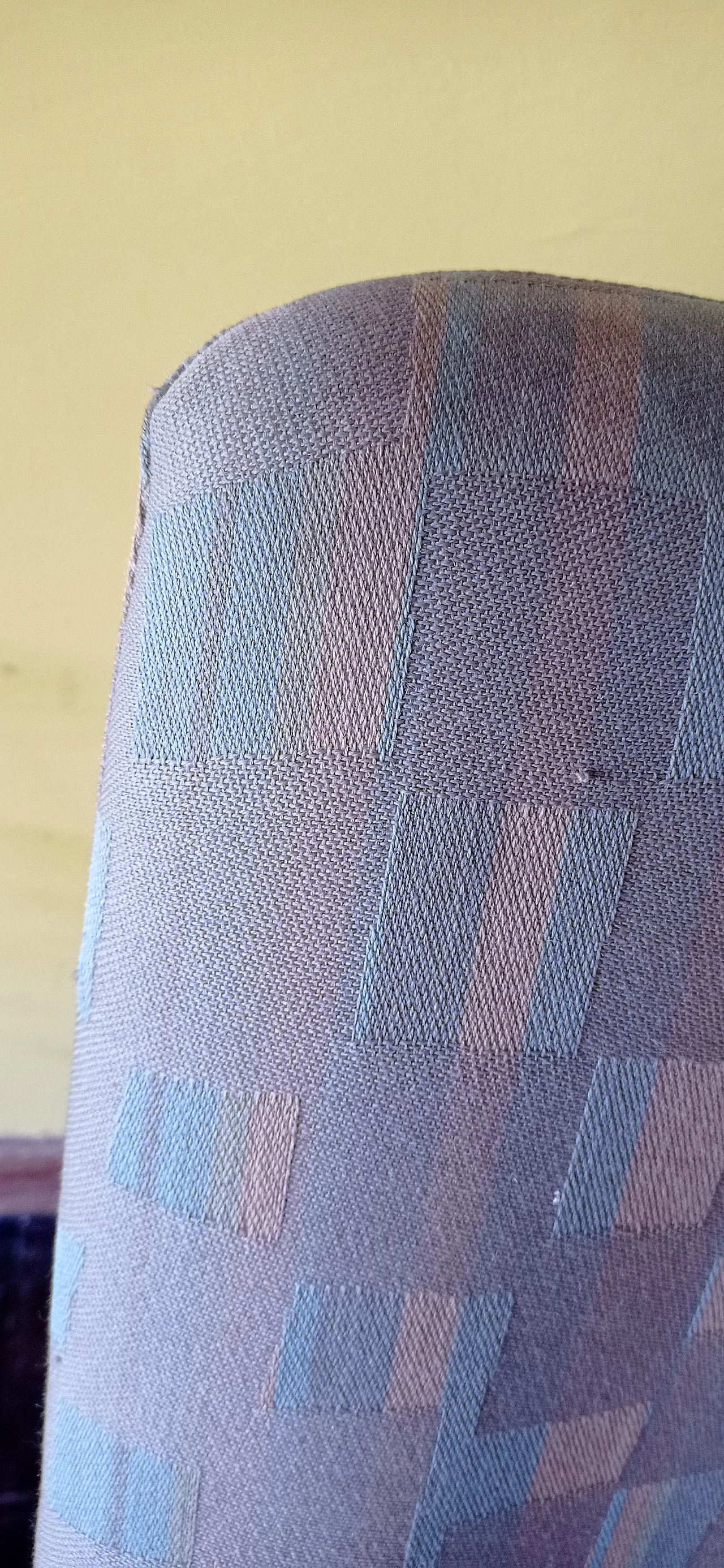 Poltrona Torsi in tessuto geometric di Paolo Deganello per Cassina 116